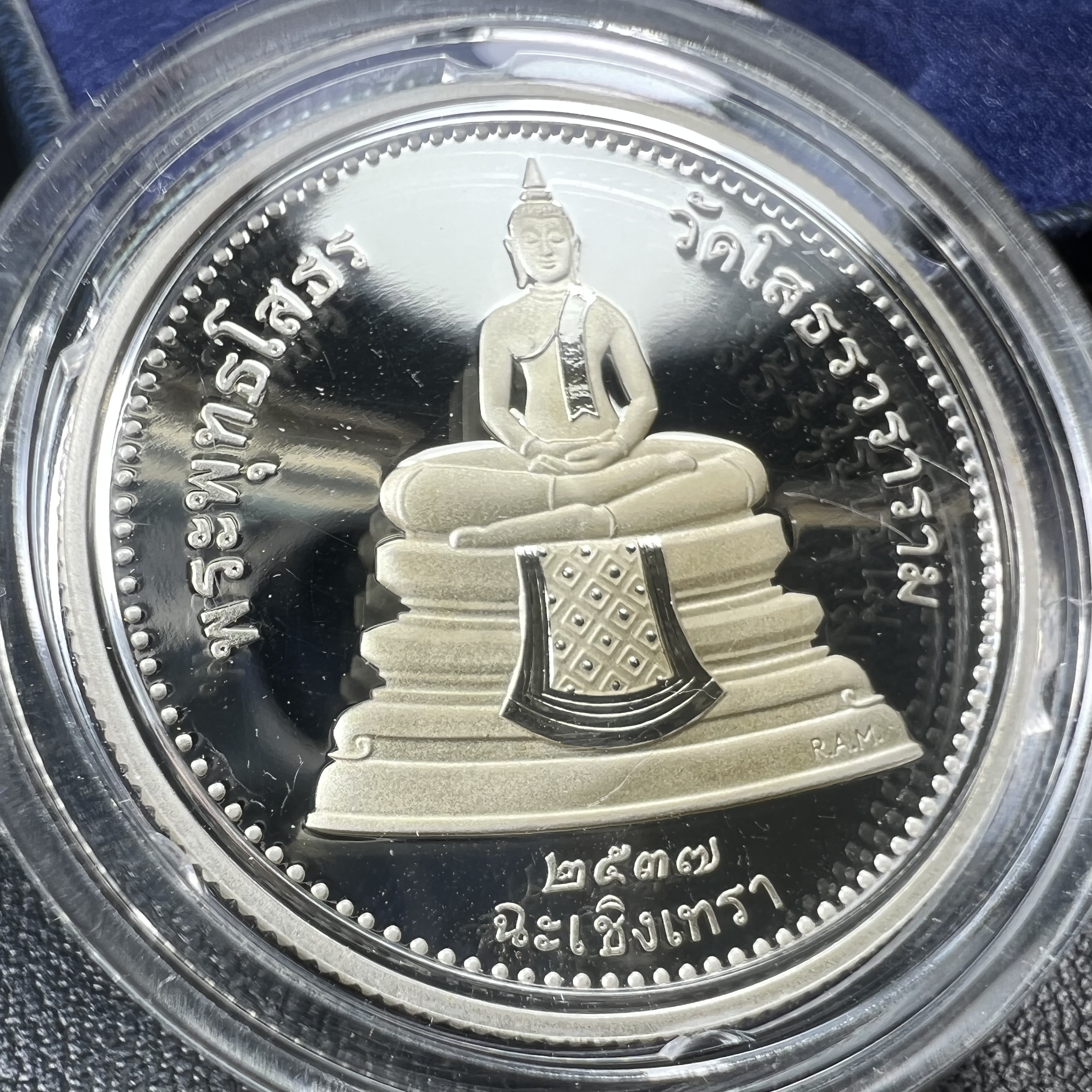 เหรียญพระพุทธโสธร 2 หน้า วัดโสธรวรารามวรวิหาร จ.ฉะเชิงเทรา ปี 2537เนื้อเงินขัดเงาสองหน้า ขนาด 2.8 ซ.ม. บล็อกนอก ผลิตที่โรงกษาปณ์ Royal Australian Mint ประเทศออสเตรเลีย พร้อมกล่องบรรจุเดิม สภาพสวย