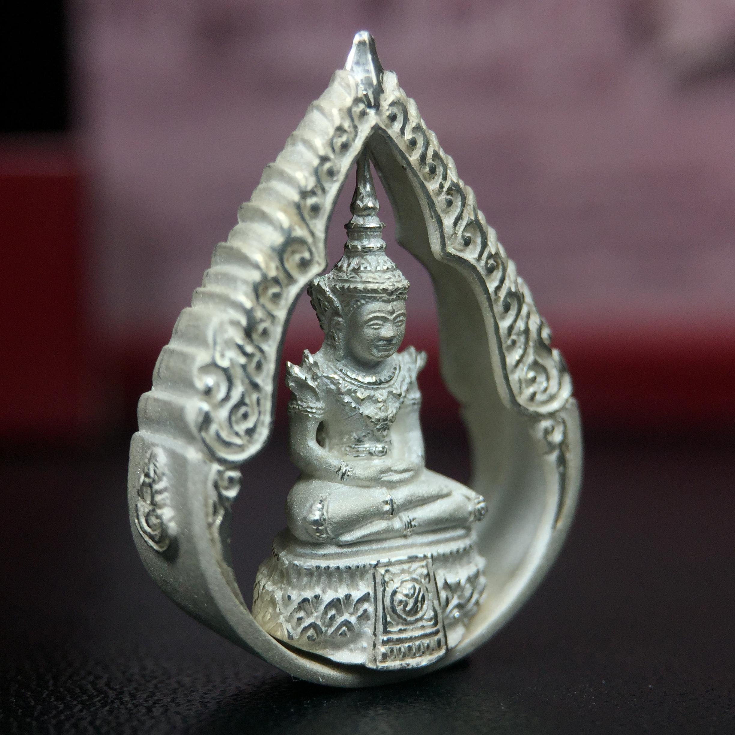 พระแก้วมรกต ภปร.(รุ่นแรก) ปี2545 รุ่นฉลองกรุงรัตนโกสินทร์ครบ 220 ปี พิมพ์ลอยองค์ทรงหยดน้ำ เนื้อเงินบริสุทธิ์ 92.5% ขนาด 18*27 มม. พร้อมกล่องบรรจุเดิม สวยครบสมบูรณ์(องค์หมายเลขสวย 1555)