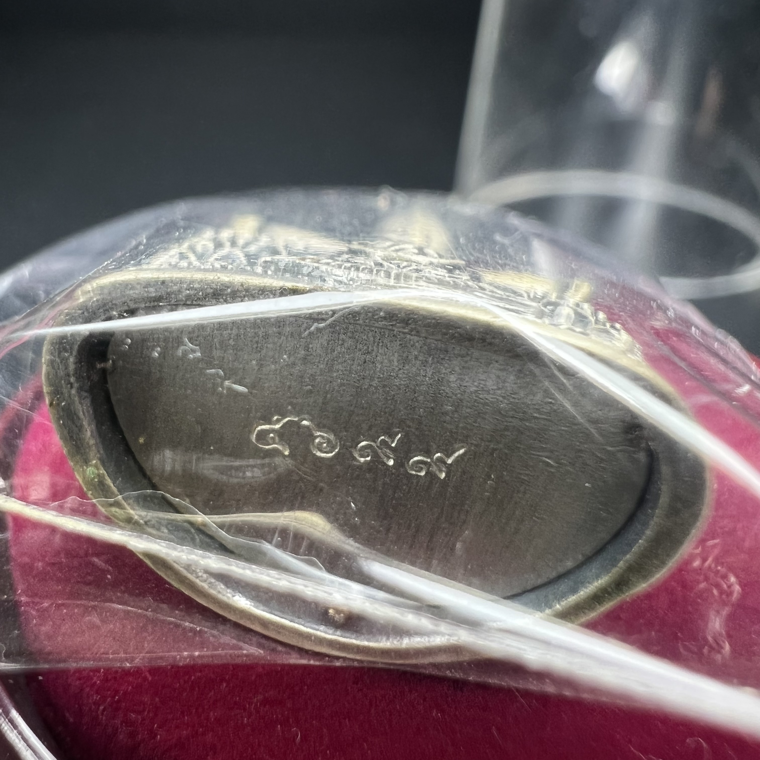 พระแก้วมรกต ภปร.(รุ่นแรก) ปี2545 รุ่นฉลองกรุงรัตนโกสินทร์ครบ 220 ปี พิมพ์ลอยองค์ใหญ่ เนื้ออัลปาก้า ชุบเงินลงดำ ขนาด 19*35 มม. พร้อมครอบตั้งโชว์เดิม องค์พระซีนซองเดิม สวยครบสมบูรณ์