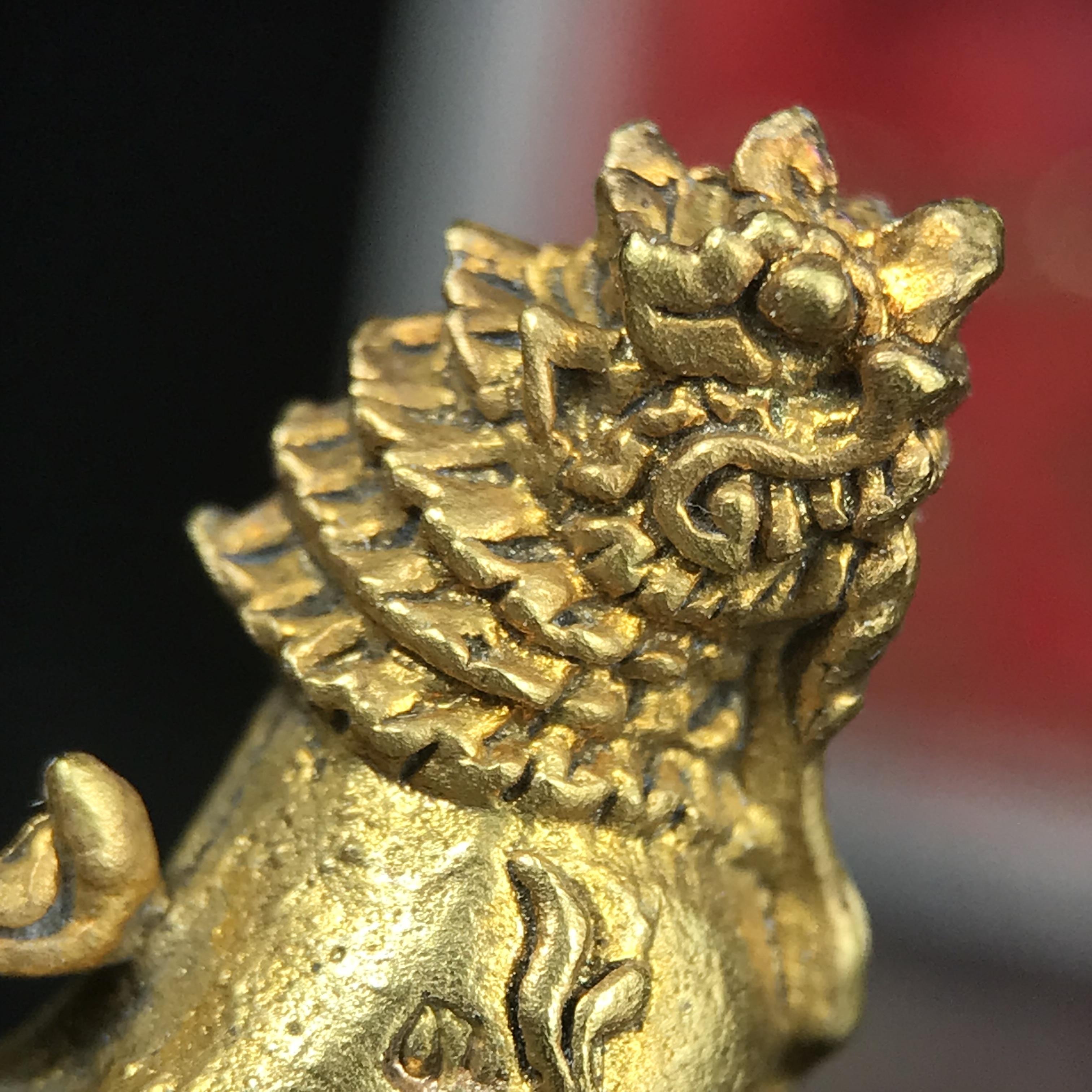 สิงห์เจ้าพ่อดำ วัดบุพพาราม จ.เชียงใหม่ ปี 2518 เนื้อกะไหล่ทอง(ตอก 2 โค๊ต)หายาก(สภาพผิวเดิมสวยเดิมกล่องครบ) สิงห์รุ่นนี้มีพิธีดีมีเกจิอาจารย์ที่ร่วมปลุกเสกมากมาย****เครื่องราง ที่พระบาทสมเด็จพระเจ้าอยุ่รัชกาลที่ ๙ ทรงเสด็จฯประกอบพิธีด้วยพระองค์เอง