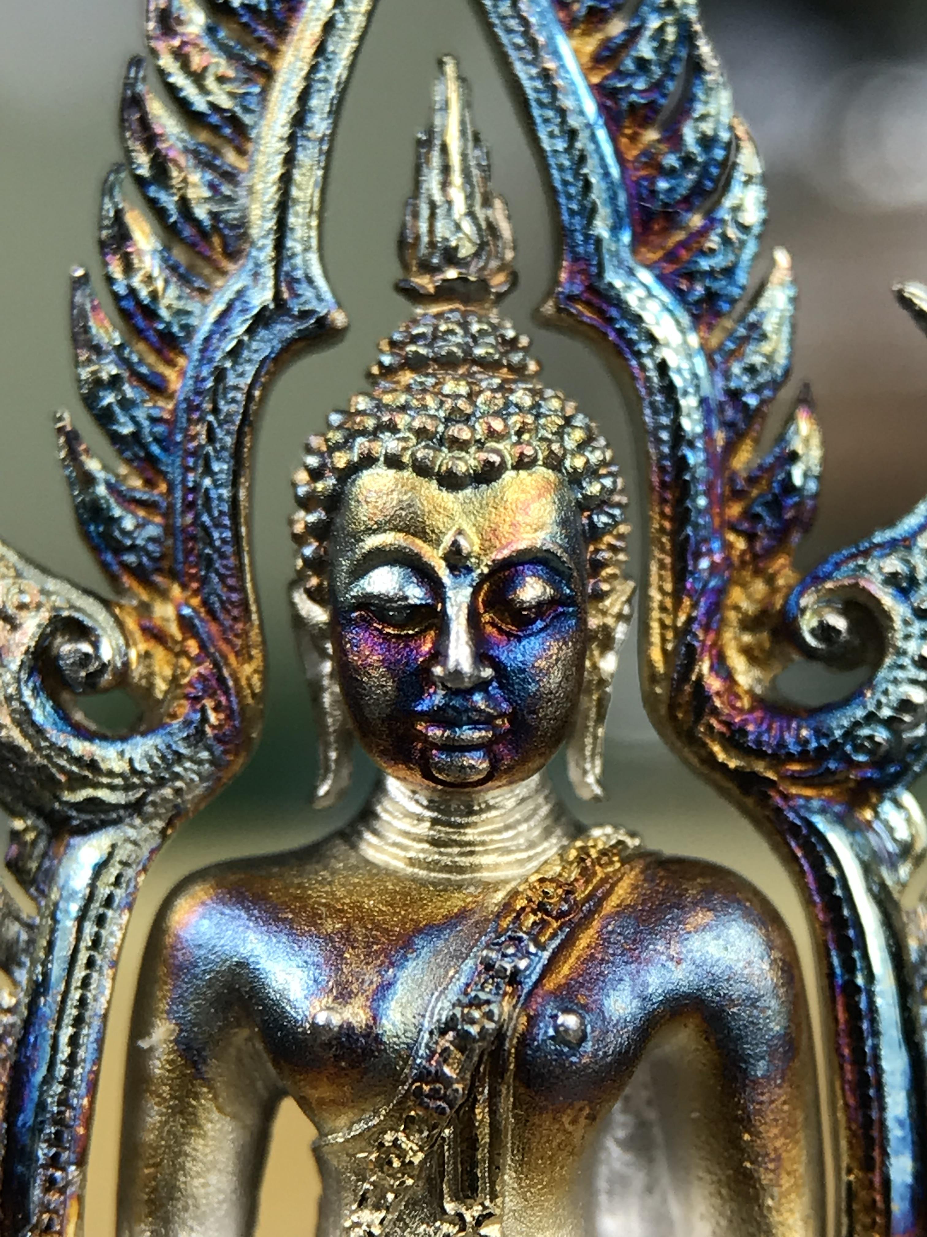 พระพุทธชินราช ภปร. 84 พรรษา ปี 2554 พิมพ์กลางขนาดหน้าตัก 1/2 นิ้ว(สูง 3.8 ซม.) เนื้อเงินชุบทองคำขาว(สภาพผิวเดิมสวย ขึ้นสีรุ้งธรรมชาติ แบบนิยม สวยมาก) (พระราชทานมวลสาร จิตรลดาและเส้นพระเจ้า(เส้นผม)รัชกาลที่9)พุทธศิลป์ทรงคุณค่าอีกหนึ่งรุ่นยอดนิยม