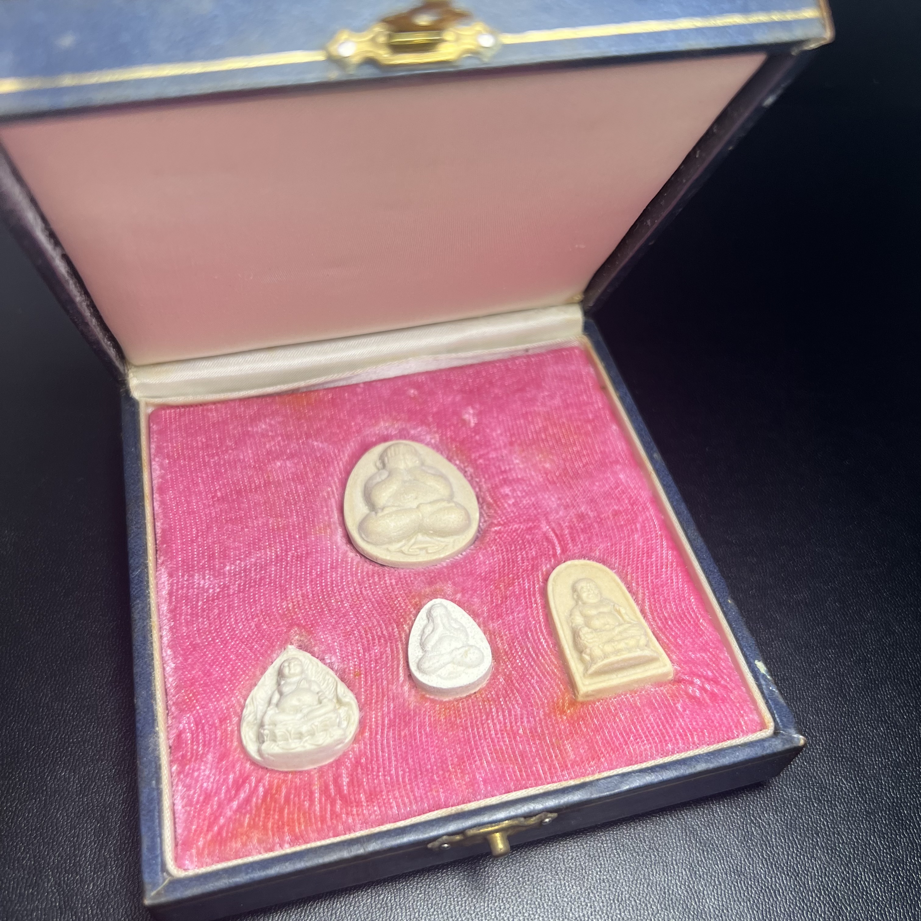 พระปิดตา รุ่นแรก ชุดกรรมการ ชุดมงคลการบำเพ็ญกุศลอายุครบ 6 รอบ(72 พรรษา) สมเด็จพระญาณสังวร วัดบวรนิเวศวิหาร วันที่ 2-3 ตุลาคม 2528 (1ชุดประกอบด้วยพระเนื้อผง 4 รายการ)ชุดกรรมการพร้อมกล่องบรรจุเดิมครบสมบูรณ์(หายาก)