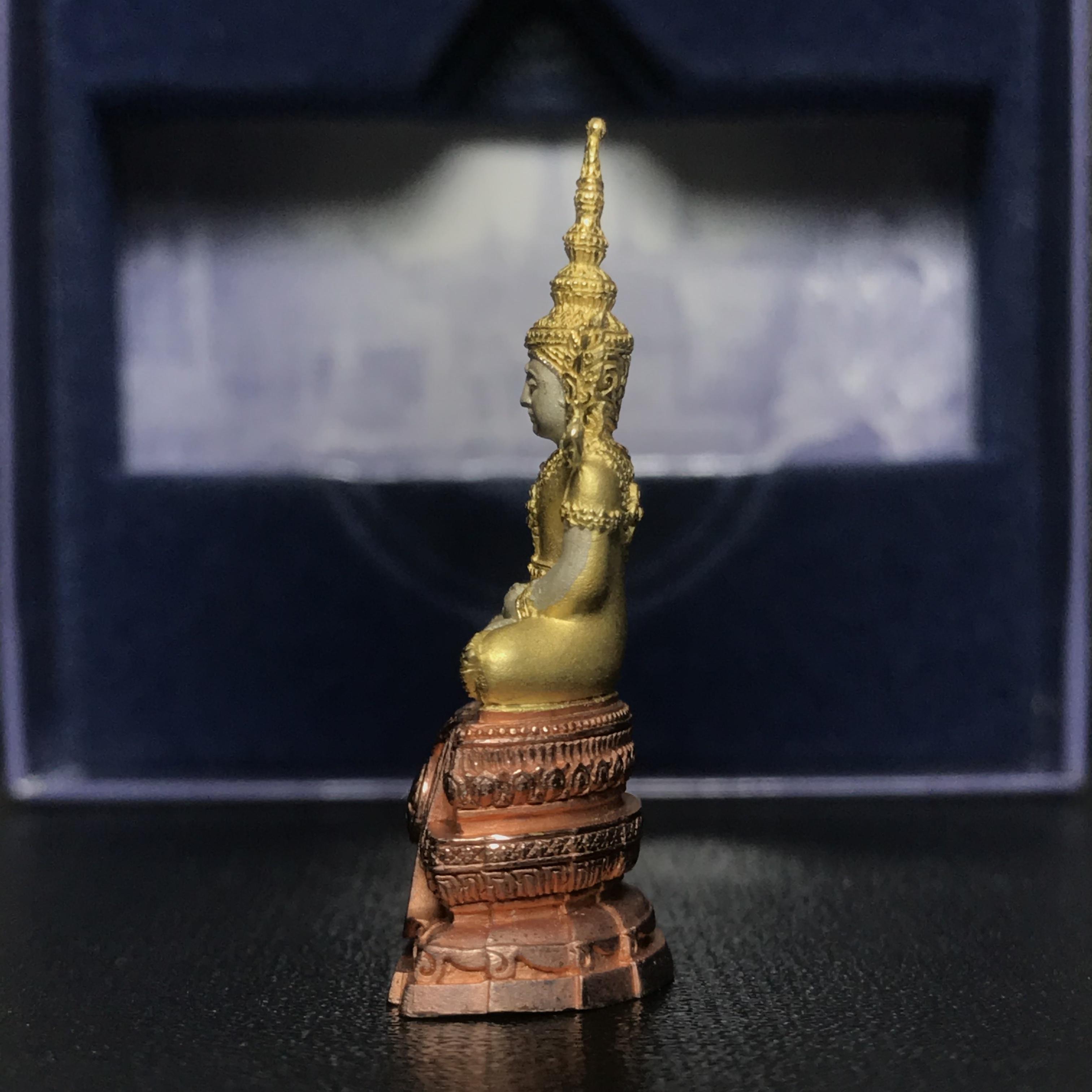 พระแก้วมรกต ภปร. ปี2547 จัดสร้างโดย รพ.ภูมิพลฯ เนื้อเงิน (3 กษัตริย์)ลอยองค์ หน้าตัก 1/2 นิ้ว(1ใน3000องค์)