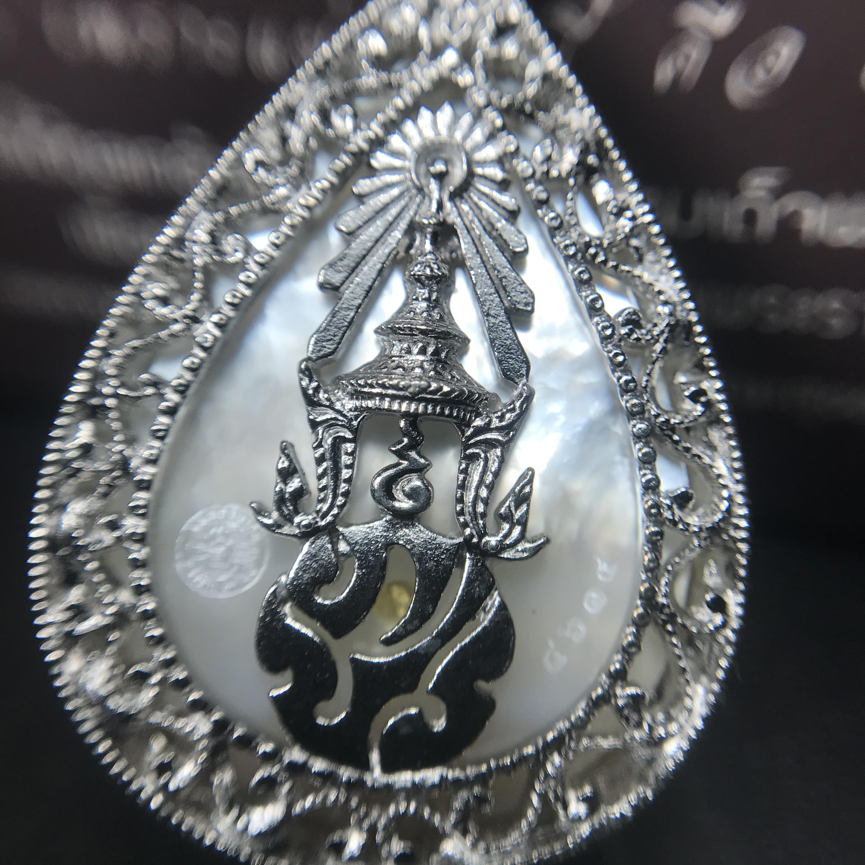 พระพุทธชินราช ภปร. โครงการ "เพราะแผ่นดินนี้ คือ แผ่นดินเกิด" ปี2548(รุ่นแรก) เหรียญทรงหยดน้ำ ขนาด 21 x 31 มม. เนื้อเงินสามกษัตริย์