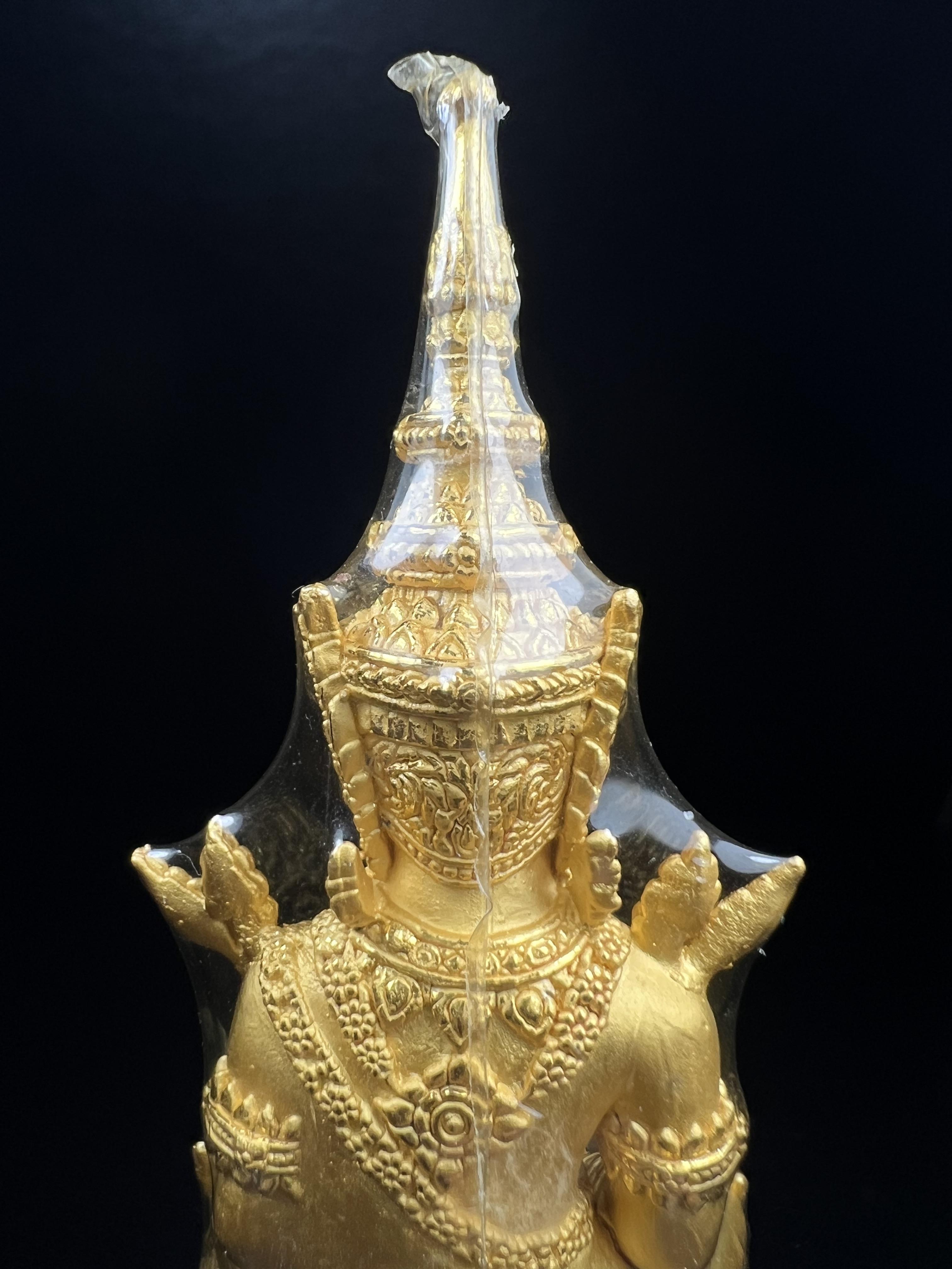 พระแก้วมรกต ภปร. ปี2547 จัดสร้างโดย โรงพยาบาลภูมิพลฯ กรมแพทย์ทหารอากาศ ขนาดบูชาหล่อลอยองค์หน้าตัก 2 นิ้ว เนื้อทองคำบริสุทธิ์ 99.99% องค์พระซีนเดิมสวยคงสภาพเดิม(สวยงามและหายากมาก)(1ใน 1000 องค์)