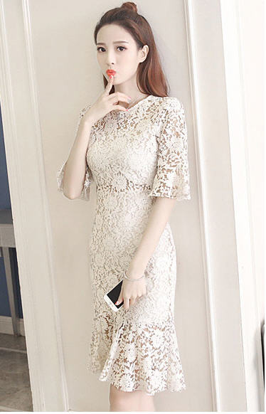 ชุดเดรสสั้นผ้าลูกไม้สีครีมแขนยาวข้อศอกระบายสวยๆ