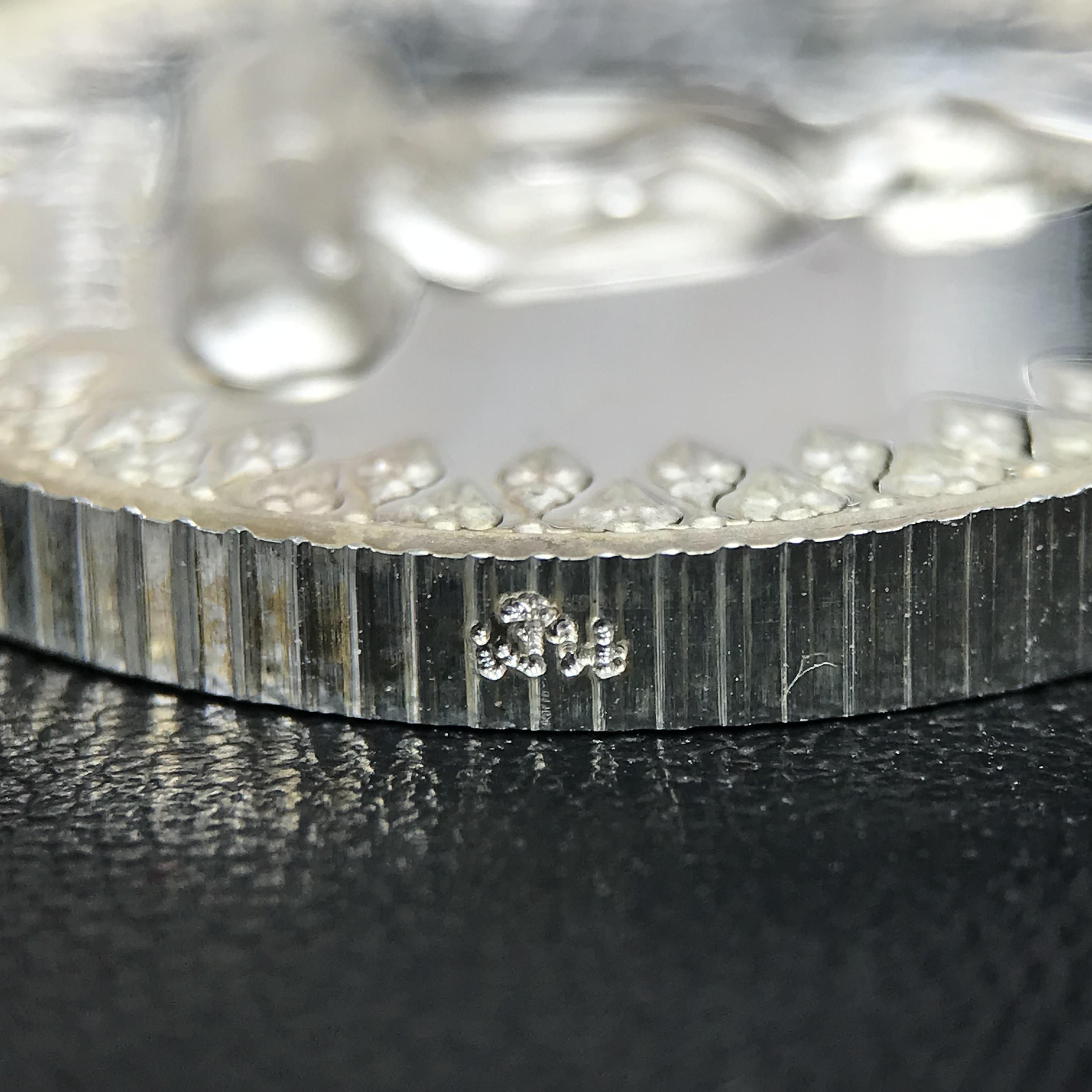 เหรียญพระพุทธโสธร ตราสัญลักษณ์ ภปร. รุ่นสมโภชน์พระอุโบสถเฉลิมพระเกียรติ วัดโสธรวรารามวรวิหาร เฉลิมพระเกียรติ ร.9 เจริญพระชนมายุ 80 พรรษา ปี2550 เนื้อเงินนอก(99%)ขัดเงาพ่นทราย ขนาด 28 มม. มีโค๊ดหมายเลขกำกับ สวยๆเดิมๆ พร้อมกล่องเดิมจากวัด และใบรับรองการผลิต