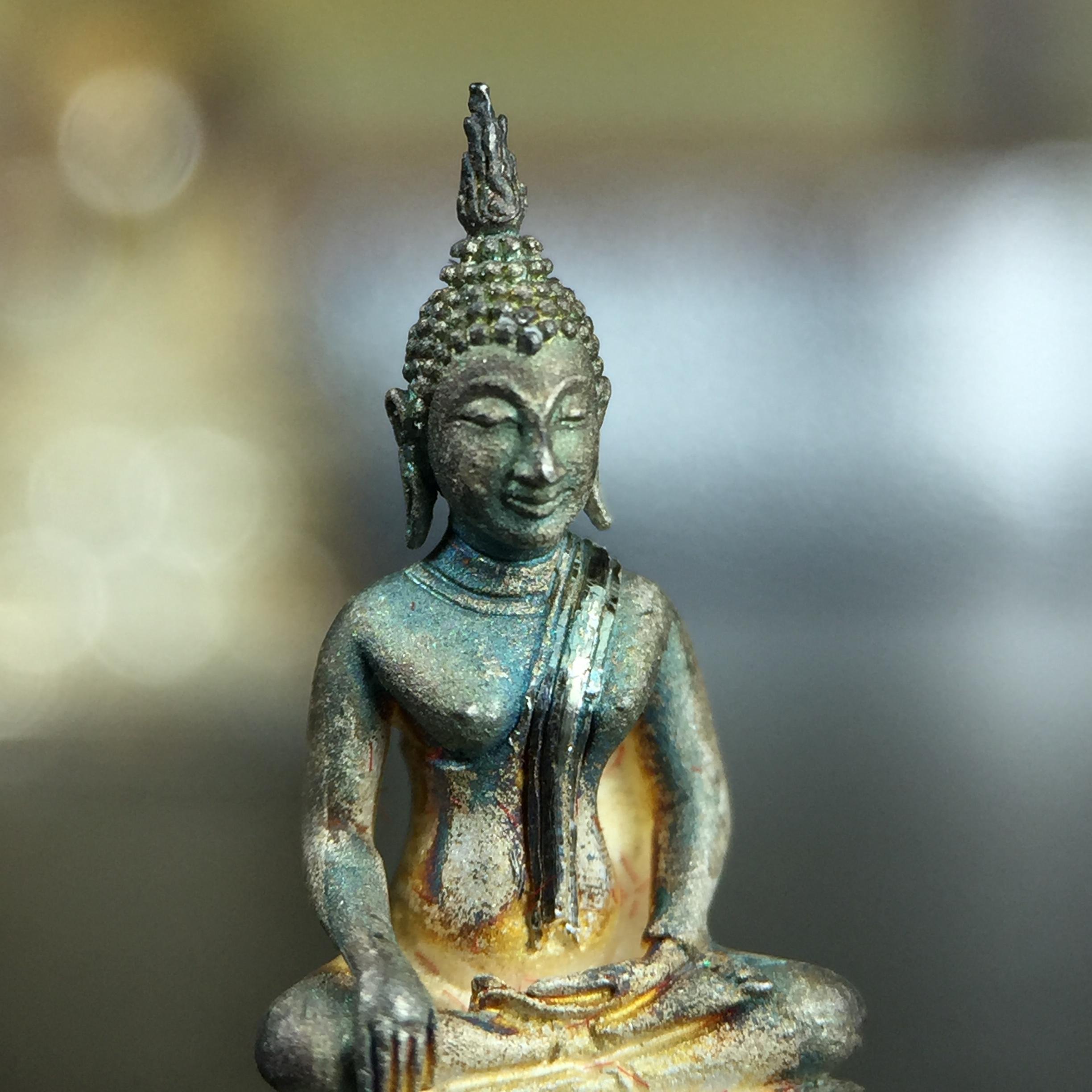 พระกริ่ง+พระชัยวัฒน์พระพุทธนวราชบพิตร ครองสิริราชสมบัติครบ 50 ปี พ.ศ.2540 เนื้อเงินผิวเดิมๆขึ้นสีรุ้งธรรมชาติแบบนิยม(หายาก)(สีสันที่ธรรมชาติสรรค์สร้าง)พร้อมกล่องบรรจุเดิมครบ(1ชุด 2 องค์)1 ใน 9500 ชุด