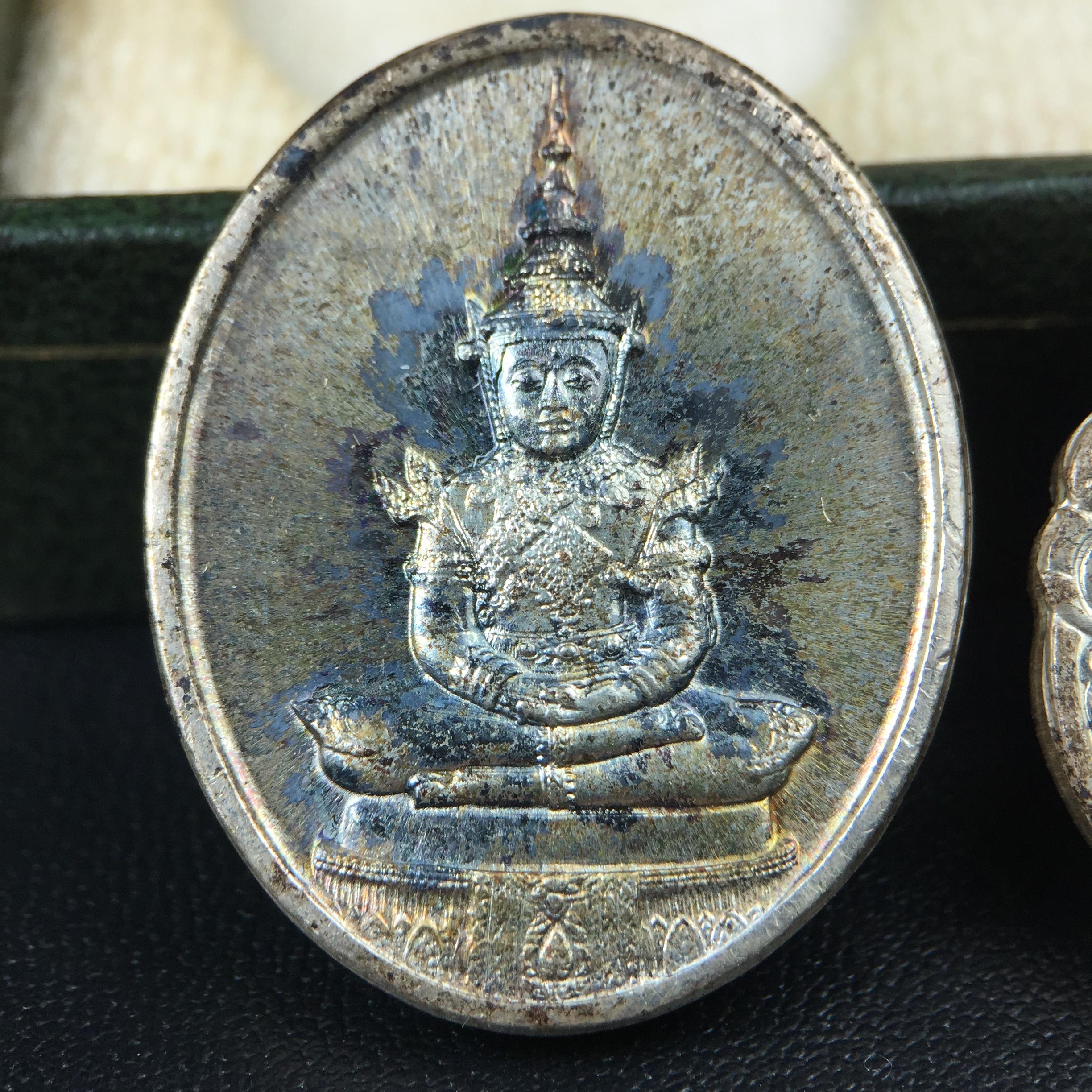 เหรียญพระแก้วมรกตหลัง ภปร. ฉลองกรุงรัตนโกสินทร์ครบ 200 ปี พ.ศ.2525 เนื้อเงิน(ผิวเดิม สวย)กล่องบรรจุเดิมครบ3พิมพ์(บล็อกพระราชศรัธา)(ในหลวงรัชกาลที่9 เสด็จในพิธี)ชอบเก็บแบบผิวเดิมๆชุดนี้เลยแนะนำ ผิวเดิมสวยมาก เสน่ห์พระเนื้อเงิน