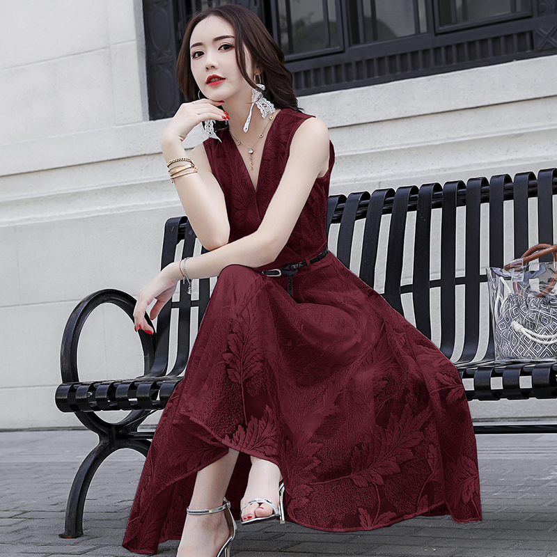 ชุดเดรสสั้นผ้าลูกไม้สีแดงเลือดหมู คอวี แขนกุด กระโปรงทรงเอบานหน้าสั้นหลังยาวพร้อมเข็มขัด สวยเก๋