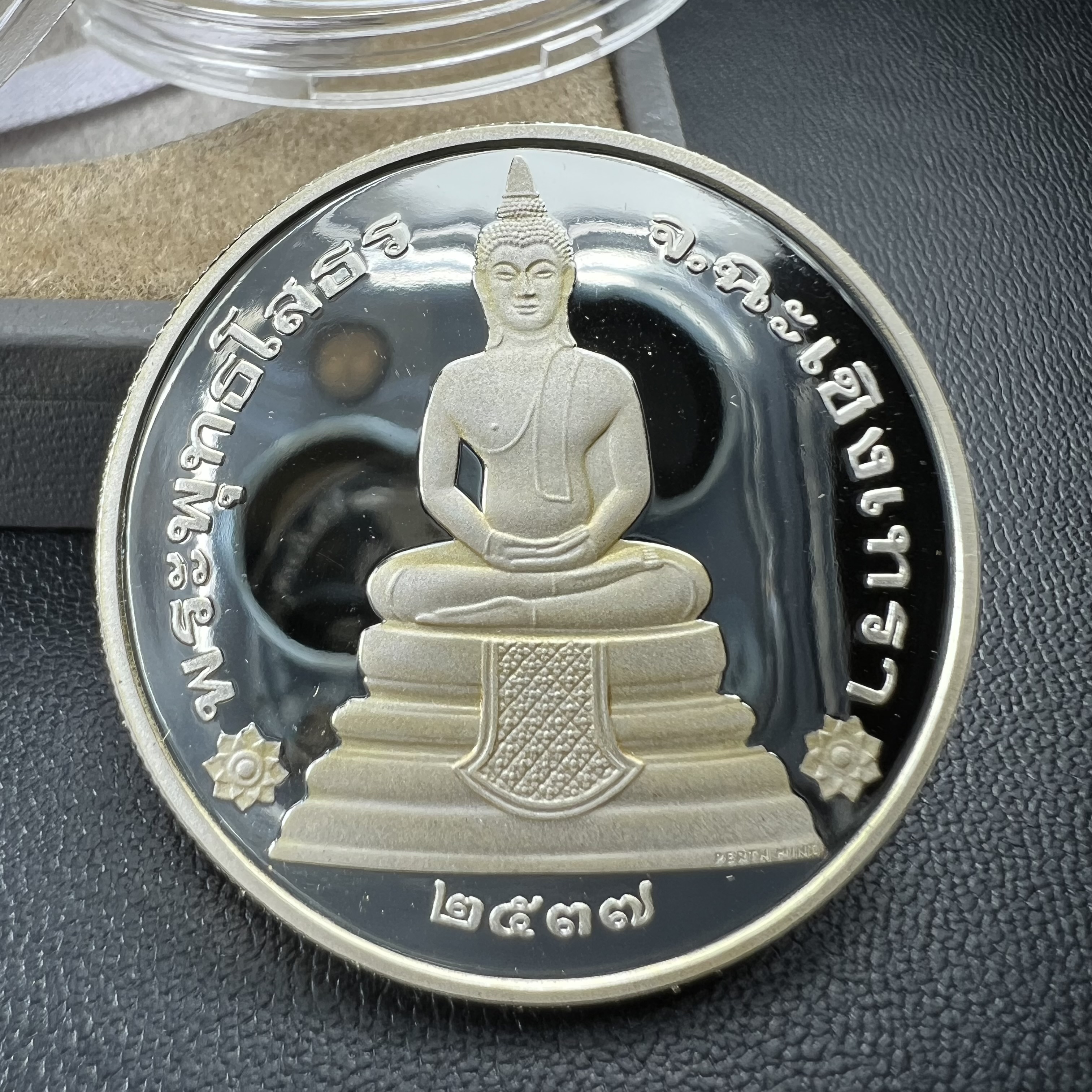 เหรียญพระพุทธโสธร รุ่นนานาชาติ(รุ่นแรก) วัดโสธรวรารามวรวิหาร ปี 2537 พิมพ์โสธรสองหน้า เนื้อเงินขัดเงา ขนาด 3.2 มม. จากโรงงานกษาปณ์เพิร์ธ ประเทศออสเตรเลีย(PERTH MINT AUSTRALIA) อันโด่งดังระดับโลก สภาพสวยพร้อมกล่องเดิมครบสมบูรณ์ (1 ใน 5000 เหรียญ)