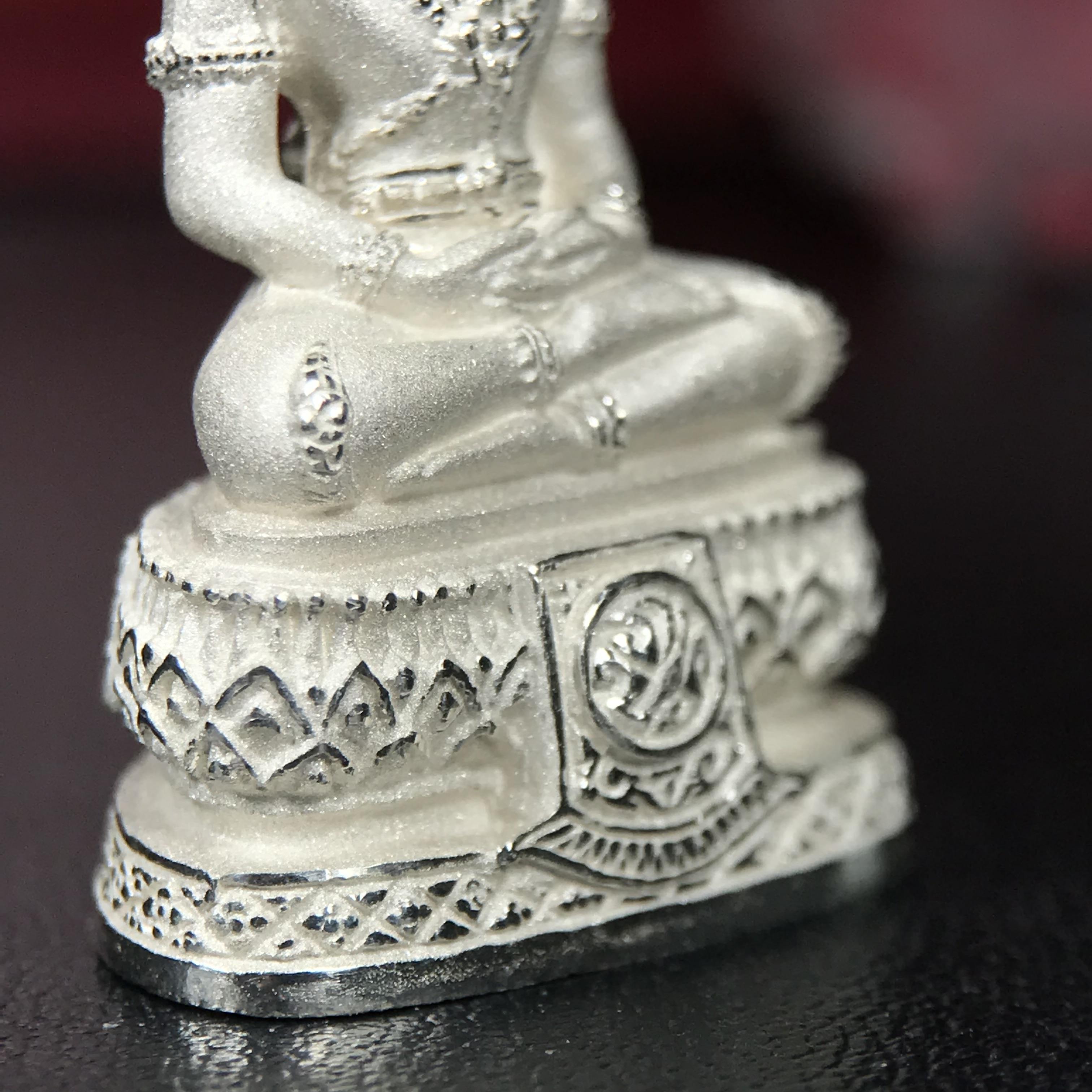 พระแก้วมรกต ภปร.(รุ่นแรก) ปี2545 จัดสร้างในมหาวโรกาส พระบาทสมเด็จพระเจ้าอยู่หัวรัชกาลที่ 9 ครบรอบ 75 พรรษา และฉลองกรุงรัตนโกสินทร์ครบ 220 ปี พิมพ์ลอยองค์ใหญ่ เนื้อเงินบริสุทธิ์ 92.5% ขนาด 19*35 มม. พร้อมกล่องบรรจุเดิม สวยครบสมบูรณ์(องค์หมายเลข ๔๔๗๑)