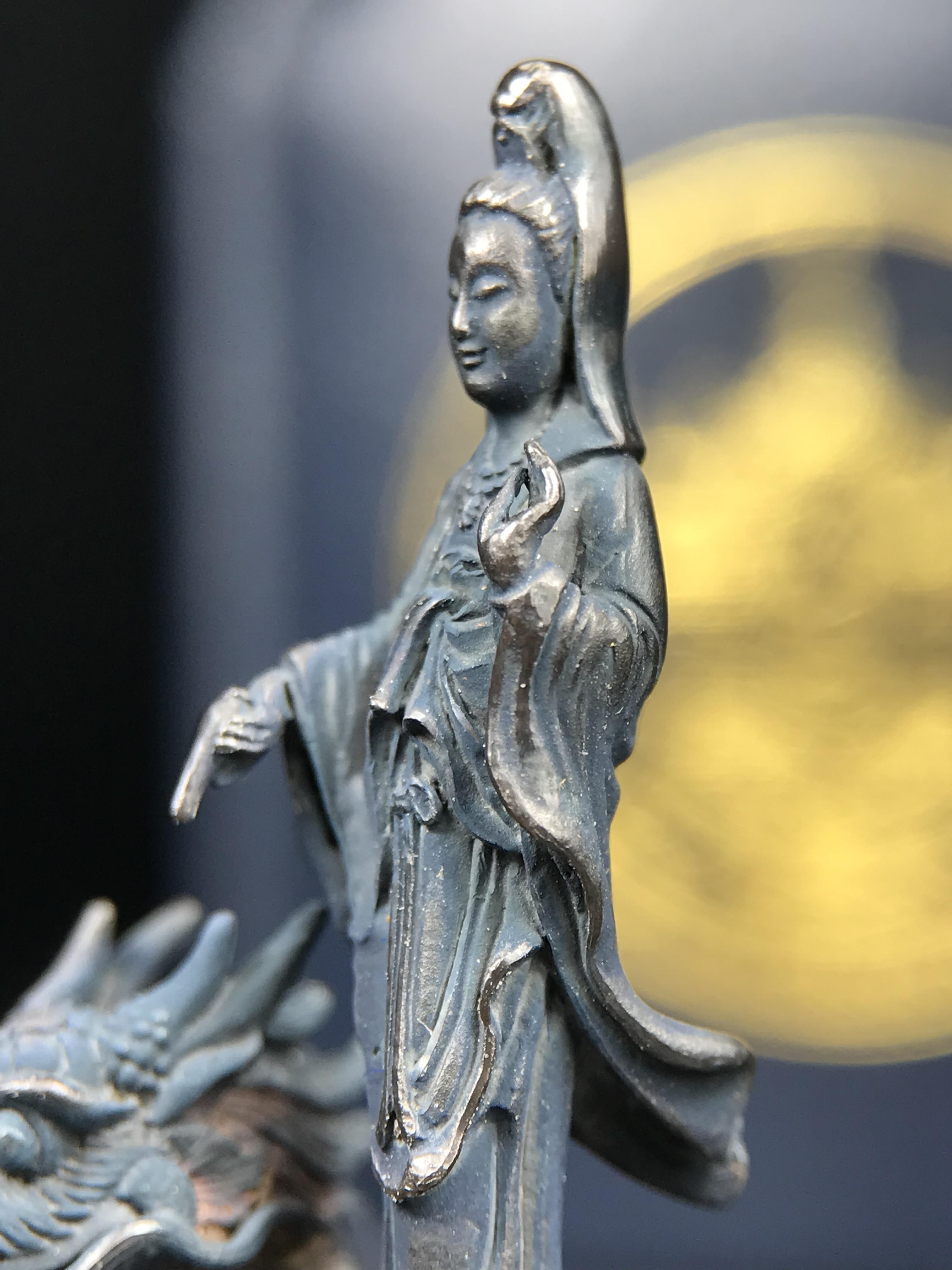 รูปหล่อลอยองค์พระโพธิสัตว์กวนอิม ทรงประทับมังกร จ.ระนอง ปี 2539 เนื้อเงิน พิมพ์ใหญ่(ผิวกลับดำทูโทนเข้มขลังสวยงามมีเสน่ห์)(สภาพผิวเดิม)(เสน่ห์พระเนื้อเงินสีสันที่ธรรมชาติสรรค์สร้าง)เฉลิมฉลองในวโรกาสที่พระบาทสมเด็จพระเจ้าอยู่หัวทรงครองสิริราชสมบัติครบ50ปี