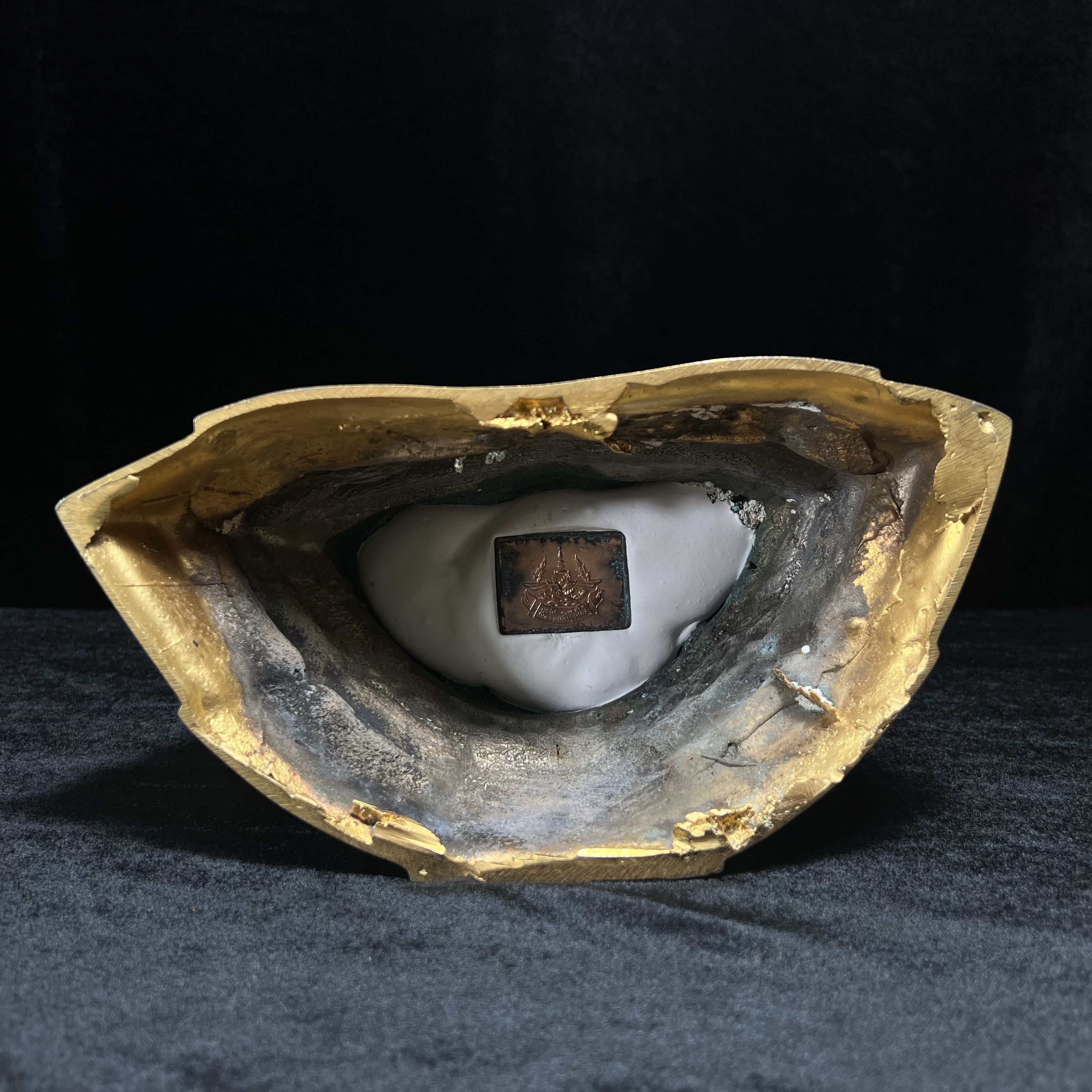 พระบูชาพระพุทธศิรมงคล ภปร. วัตถุมงคลคุ้มเกล้าปี2524 ของมูลนิธิคุ้มเกล้า โรงพยาบาลภูมิพลจัดสร้าง ขนาดหน้าตัก5นิ้ว(ในหลวงรัชกาลที่9 ทรงจุดไฟพระฤกษ์และเททอง พิธีใหญ่)ยอดนิยมหายาก