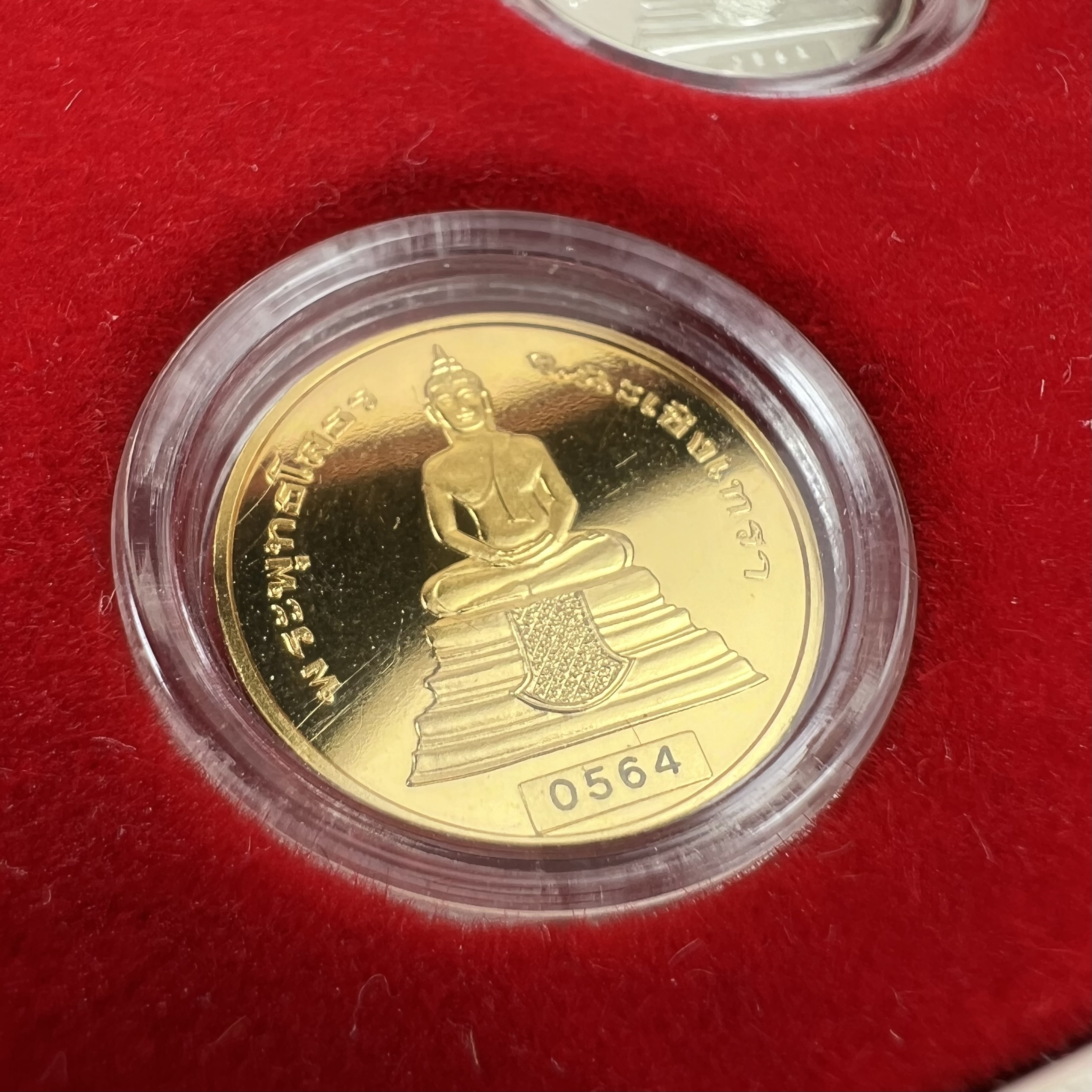 เหรียญพระพุทธโสธร-สมเด็จพระปิยมหาราช รุ่นกาญจนาภิเษก วัดสุทัศน์เทพวราราม ปี2538 ครบชุดสามกษัตริย์ 1 ชุดมี 3 เนื้อ (เงินขัดเงา+กะไหล่ทองขัดเงา+ทองแดงบริสุทธิ์ขัดเงา) ขนาด 19 มม. ครบชุดพิมพ์เล็กหมายเลขเดียวกันพร้อมกล่องและใบรับรองเดิม(1ใน 1000 ชุด หายากมาก)