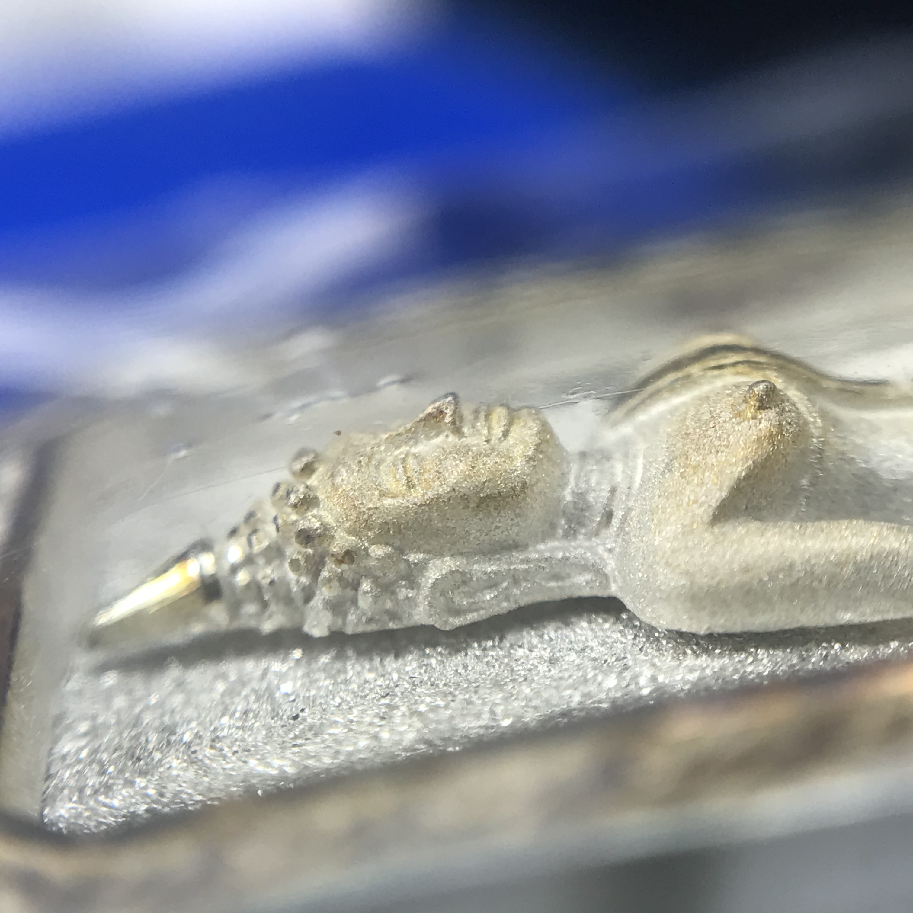 พระพุทธโสธร(หลวงพ่อโสธร) รุ่นสร้างอุโบสถ ปี2539 เนื้อเงิน พิมพ์แปดเหลี่ยม(หายาก) สภาพสวยผิวเดิมขึ้นน้ำทองสีรุ้งแบบนิยม กล่องบรรจุเดิมครบสมบูรณ์