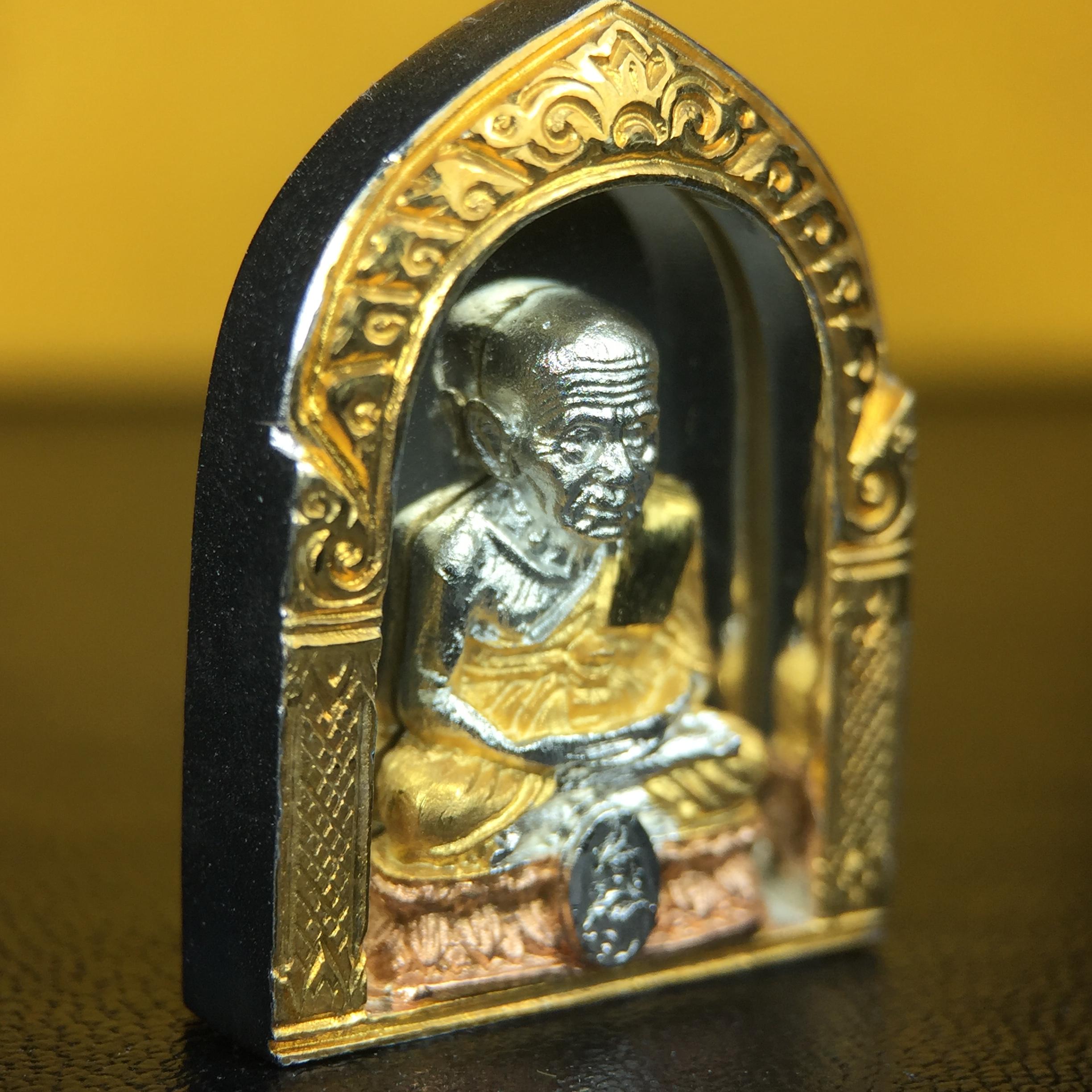 สมเด็จหลวงปู่ทวด วัดช้างให้ รุ่น เฉลิมพระเกียรติ ตราสัญลักษณ์ มวก. พิมพ์ซุ้มกนกเนื้อเงิน-สามกษัตริย์ ปี 2544 พิธีพุทธาภิเษกใหญ่ ณ อุโบสถวัดช้างให้และอุโบสถวัดพระศรีรัตนศาสดาราม ( วัดพระแก้ว )โดยนิมนต์เกจิชื่อดังสายใต้ทั้งหมดจำนวน 108 รูป