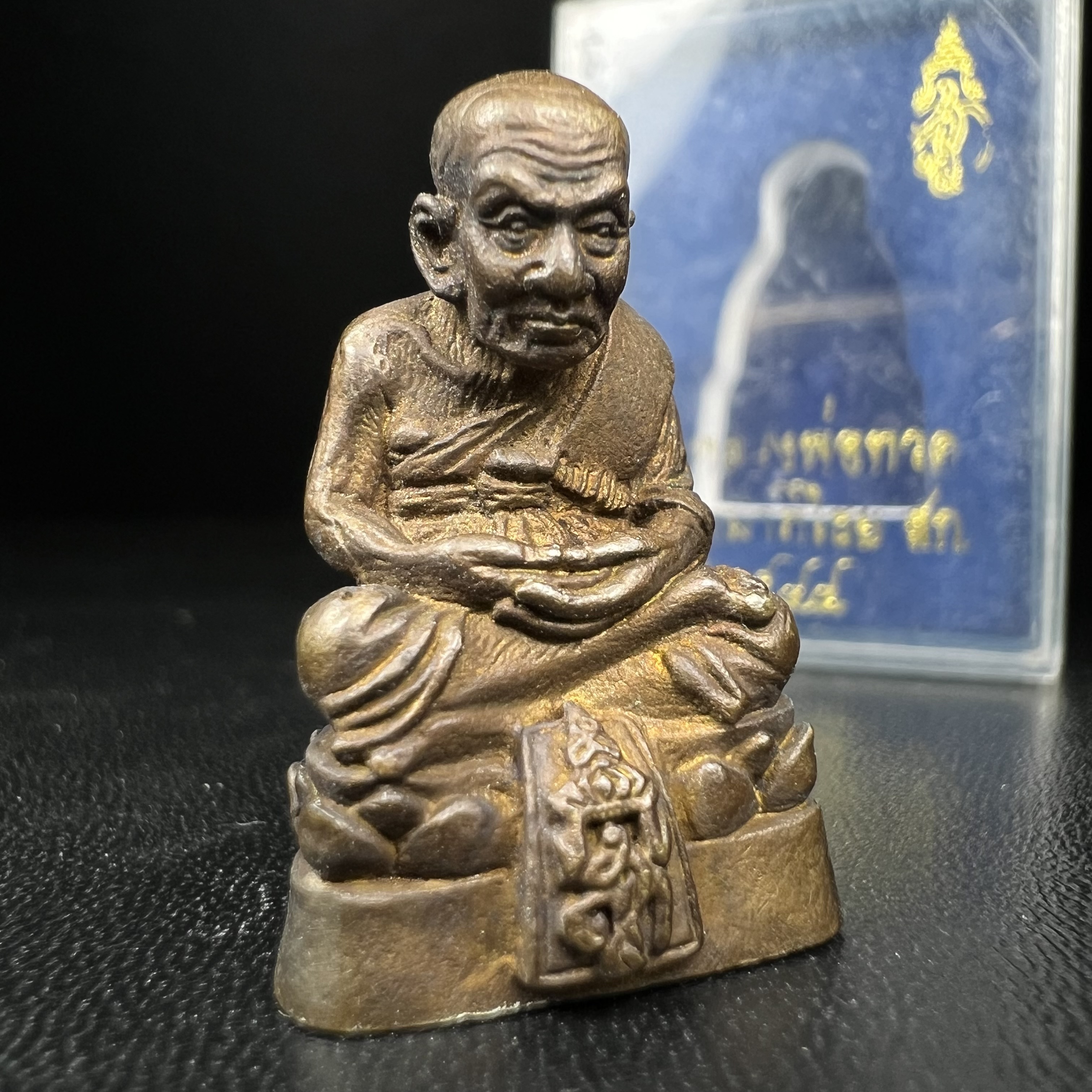 หลวงพ่อทวด พระนามาภิไธย สก. วัดห้วยมงคล จ.ประจวบคีรีขันธ์ ปี 2544(รุ่นแรก) รูปหล่อลอยองค์ ขนาดห้อยคอ หน้าตัก 1.5 ซม. พิมพ์ลอยองค์เนื้อสัตตะโลหะหล่อโบราณ(โลหะผสมรมดำ)(คัดสภาพสวยสมบูรณ์)(คุ้มครองปลอดภัย แคล้วคลาด พิธีใหญ่ มวสสารดี)