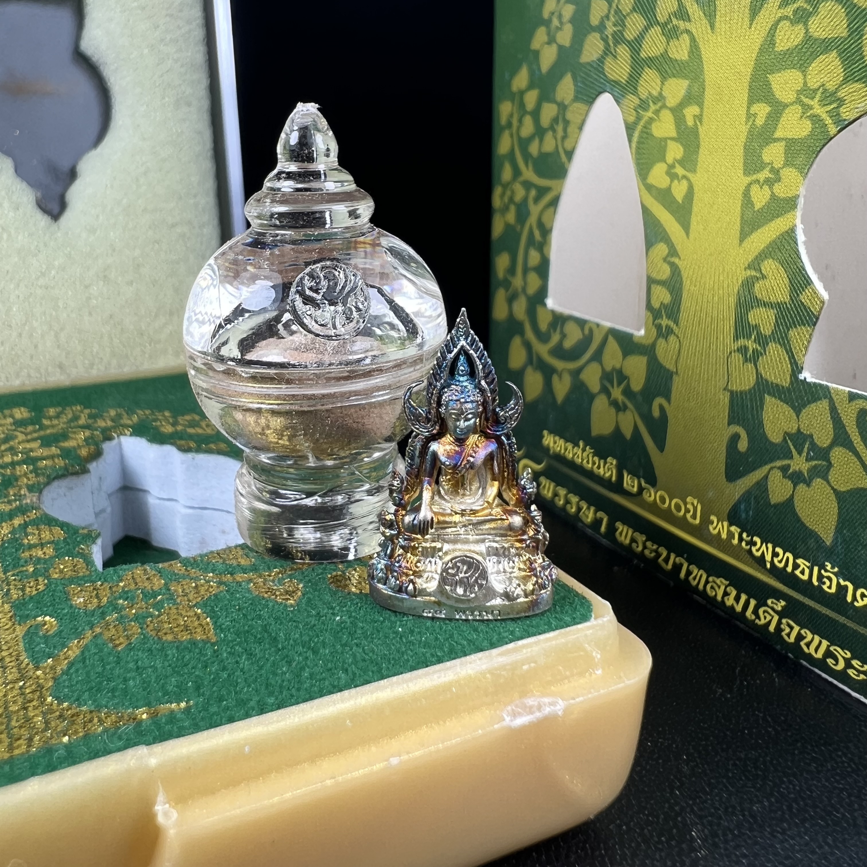 พระพุทธชินราช ภปร. 84 พรรษา พิมพ์เล็กขนาดหน้าตัก 1/4 นิ้ว(สูง 2.0 ซม.)เนื้อเงินชุบทองคำขาว (สภาพผิวเดิมสวย ขึ้นสีรุ้งธรรมชาติ แบบนิยม สวยมาก)(พระราชทานมวลสาร จิตรลดาและเส้นพระเจ้า(เส้นผม))พุทธศิลป์ทรงคุณค่าอีกหนึ่งรุ่นยอดนิยม