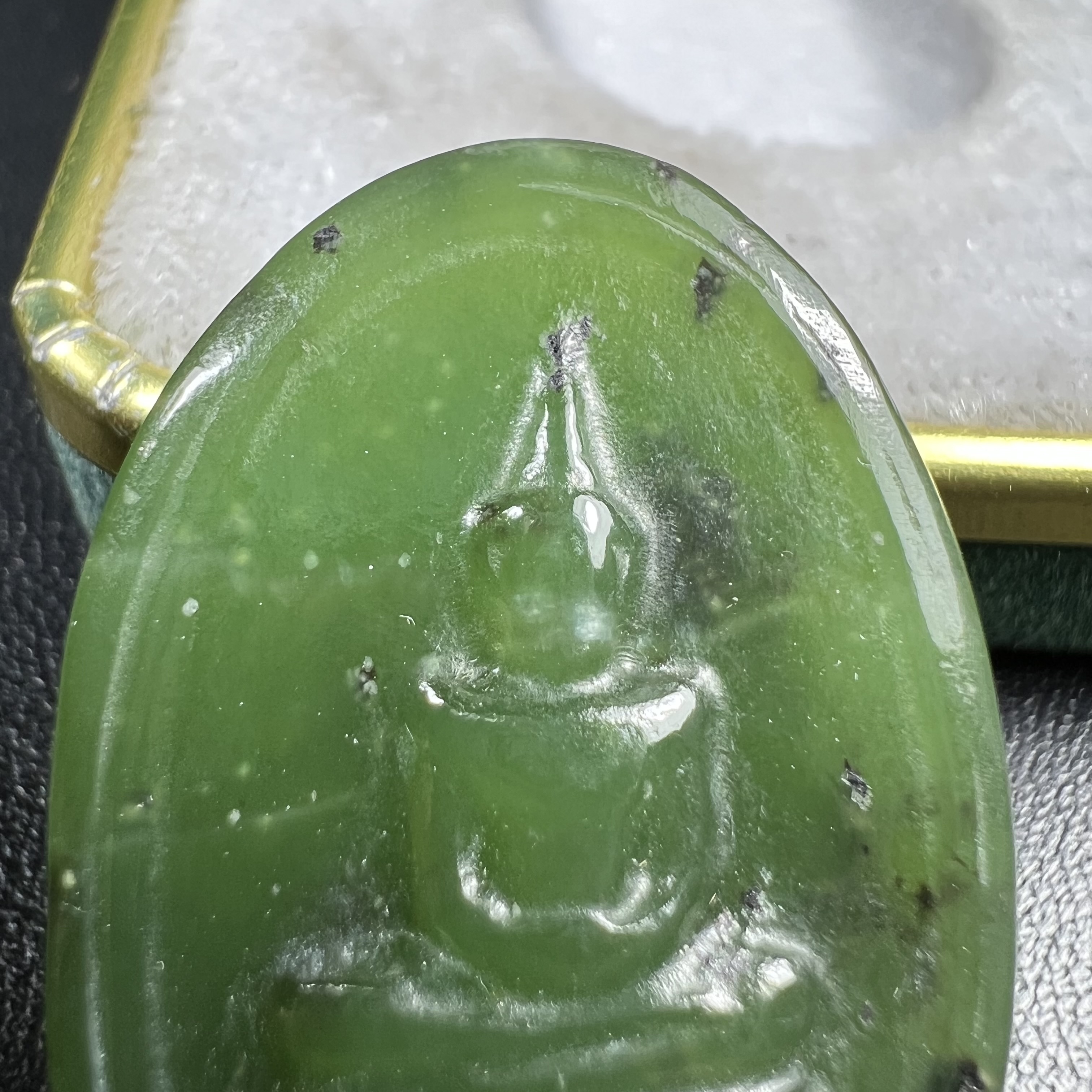 เหรียญหยกพระแก้วมรกต ชนิดกลมรูปไข่ วัดพระแก้วเชียงราย ปี 2534 ที่ระลึก 90 พรรษา สมเด็จย่า (ในหลวงรัชกาลที่9เสด็จเจิมพระสุหร่ายในพิธี)1 ใน 2534 องค์(หายาก)สุดยอดมงคลอีกหนึ่งรายการที่แนะนำ สภาพผิวหยกสวยมาพร้อมกล่องบรรจุเดิมครบสมบูรณ์