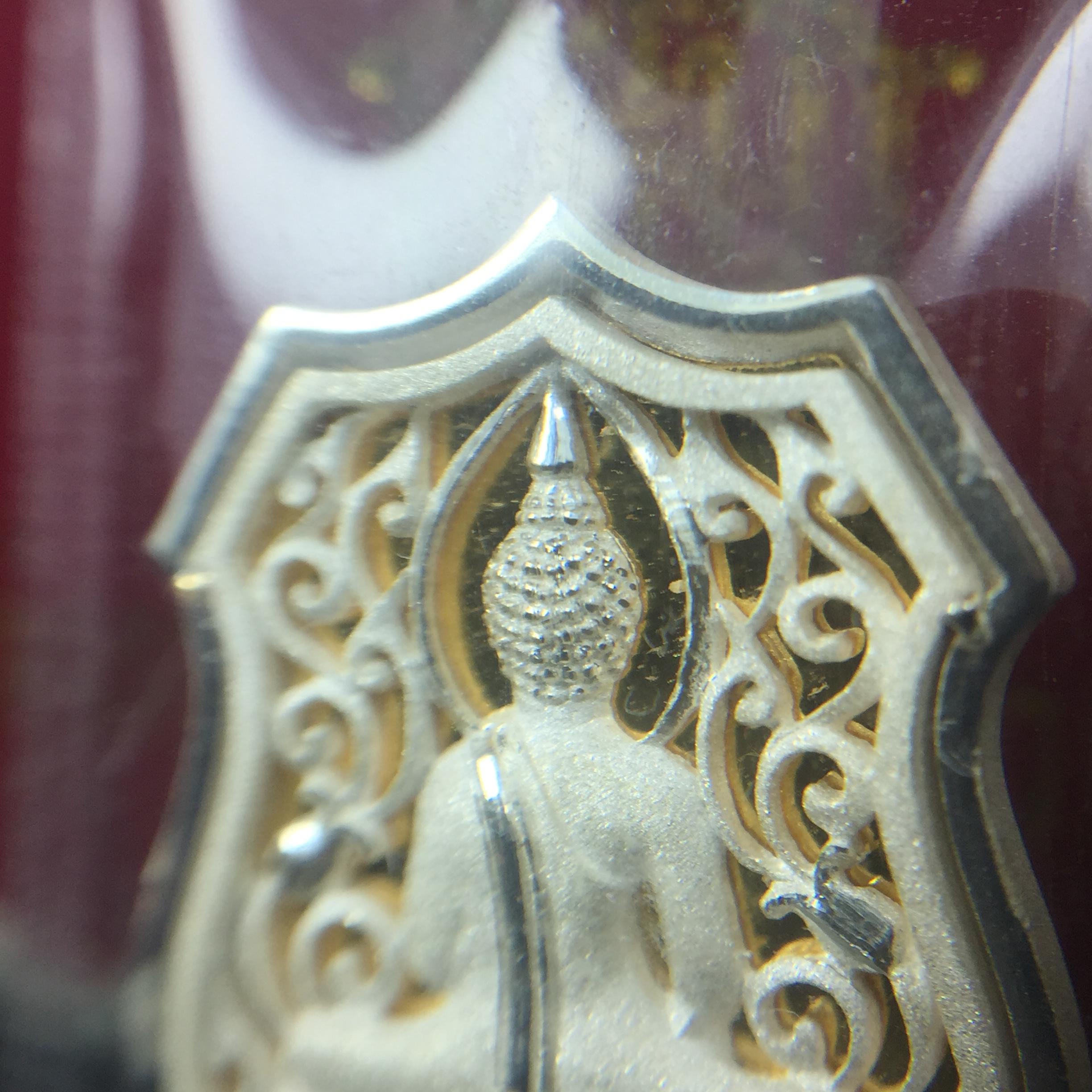 เหรียญหล่อฉลุลายพระพุทธโสธรทรงอาร์มลายกนก เนื้อเงินบริสุทธิ์พ่นทรายนวลขัดเงา(แผ่นกลางทองคำ) พิมพ์เล็ก สูง 2.1 ซม. รุ่น "ทูลเกล้ามหามงคล" ปี 2544(สภาพคัดสวยซีนซองเดิมกล่องบรรจุเดิมครบสมบูรณ์)