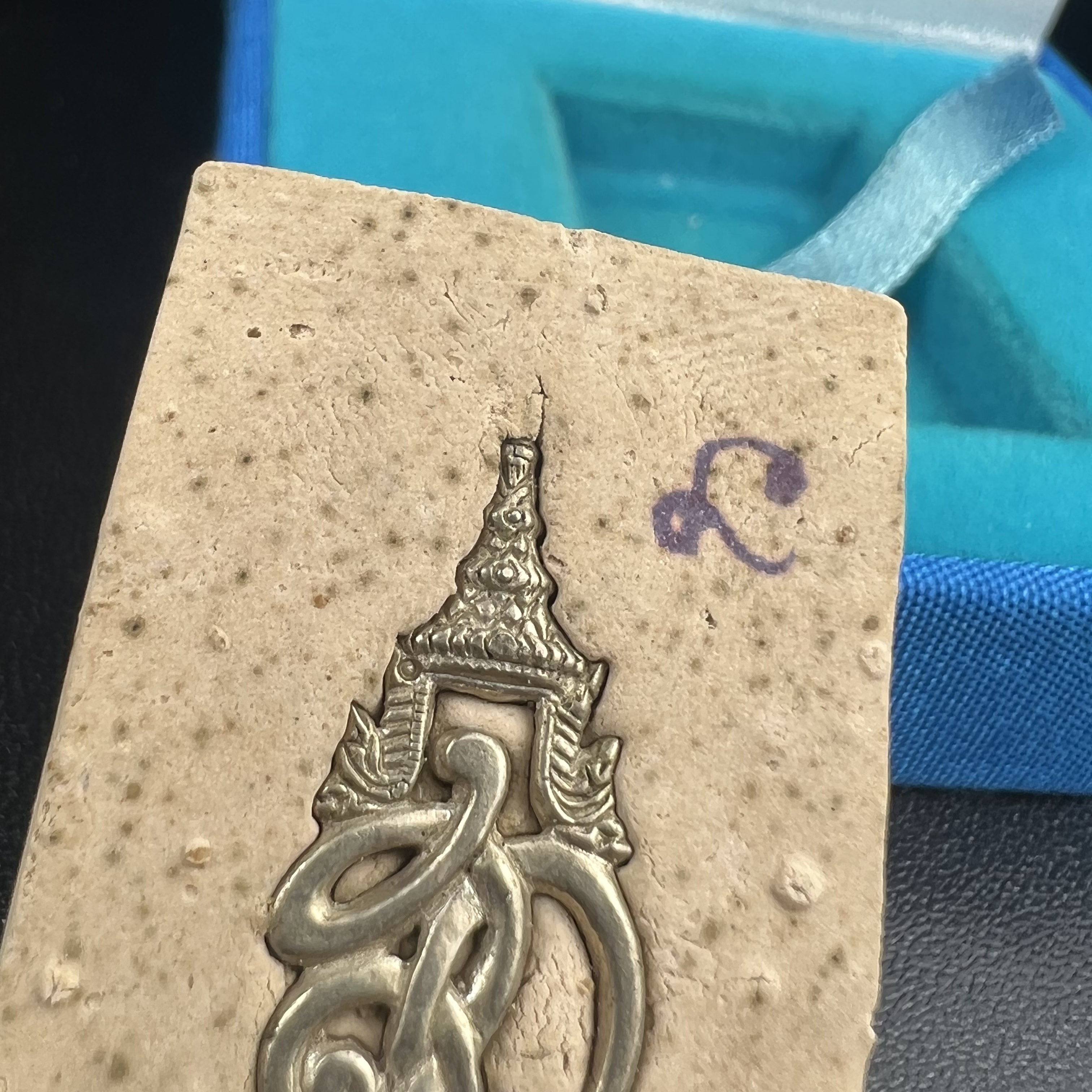 พระหลวงพ่อทวด สก. วัดห้วยมงคล ประเภทเนื้อบางขุนพรมพิเศษ เนื้อสมเด็จบางขุนพรมพิมพ์สี่เหลี่ยมกรรมการใหญ่ หลังพระนามาภิไธย สก. เงิน ปี 2544(รุ่นแรก) กรรมการ นะ ม่วง(มีหมายเลข)(1 ใน 2546 องค์) (คุ้มครองปลอดภัย แคล้วคลาด พิธีใหญ่ มวสสารดี)