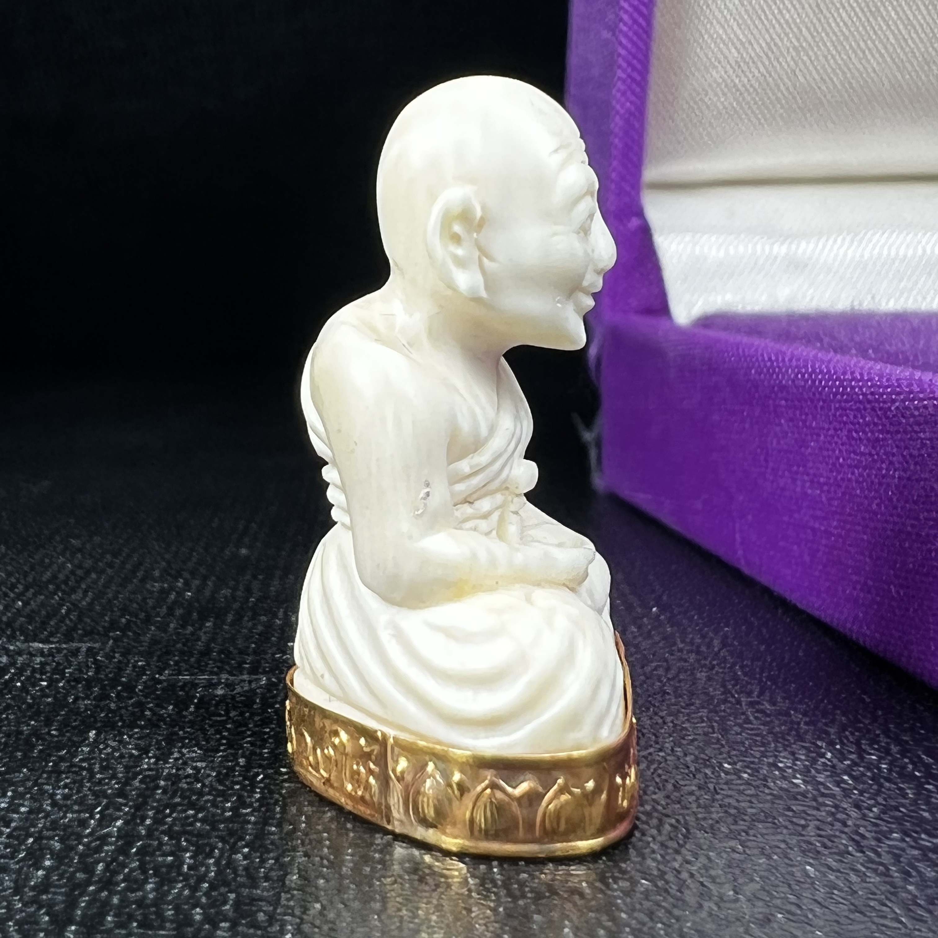 สมเด็จหลวงปู่ทวด รุ่นคชสารหมื่นปี (ศิลปาชีพ) วัดช้างให้ ปี2541(พิมพ์ลอยองค์ฐานทองคำโค๊ตทองคำ)นิยมหายาก