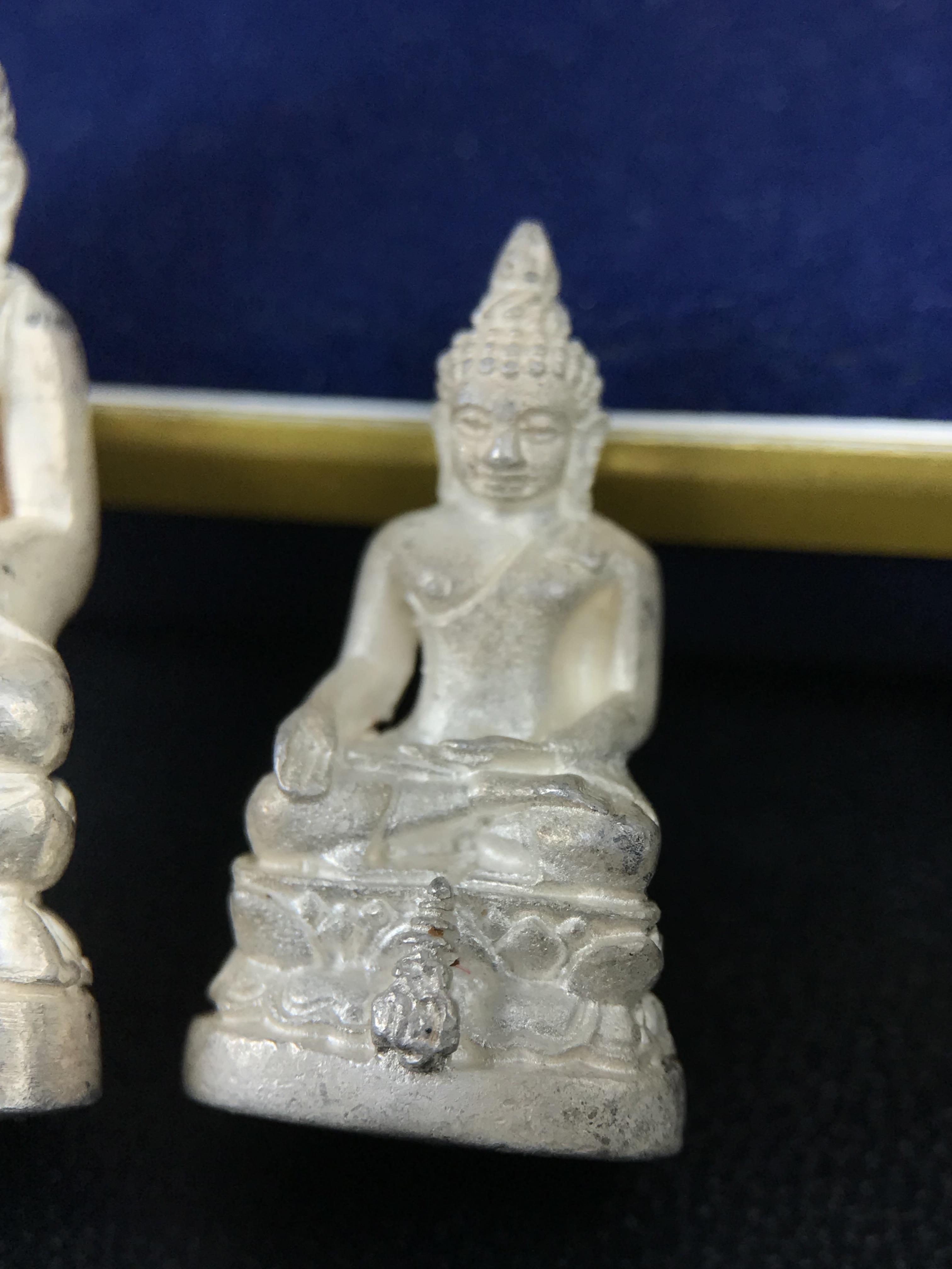 พระกริ่ง-พระชัยวัฒน์ ไพรีพินาศ ญสส.รุ่น นวฤทธิ์โภคทรัพย์ ปี 2544 อุดผงพุทธคุณ บรรจุมวลสารจิตรลดา และเส้นพระเกศาของสมเด็จพระญาณสังวร พระสังฆราชฯ พร้อมกล่องบรรจุเดิม เนื้อเงิน ก้นทองคำ(พิมพ์กรรมการ)ชุดหมายเลข ๒(1ใน 89 ชุด) หายากพบเจอน้อยมาก