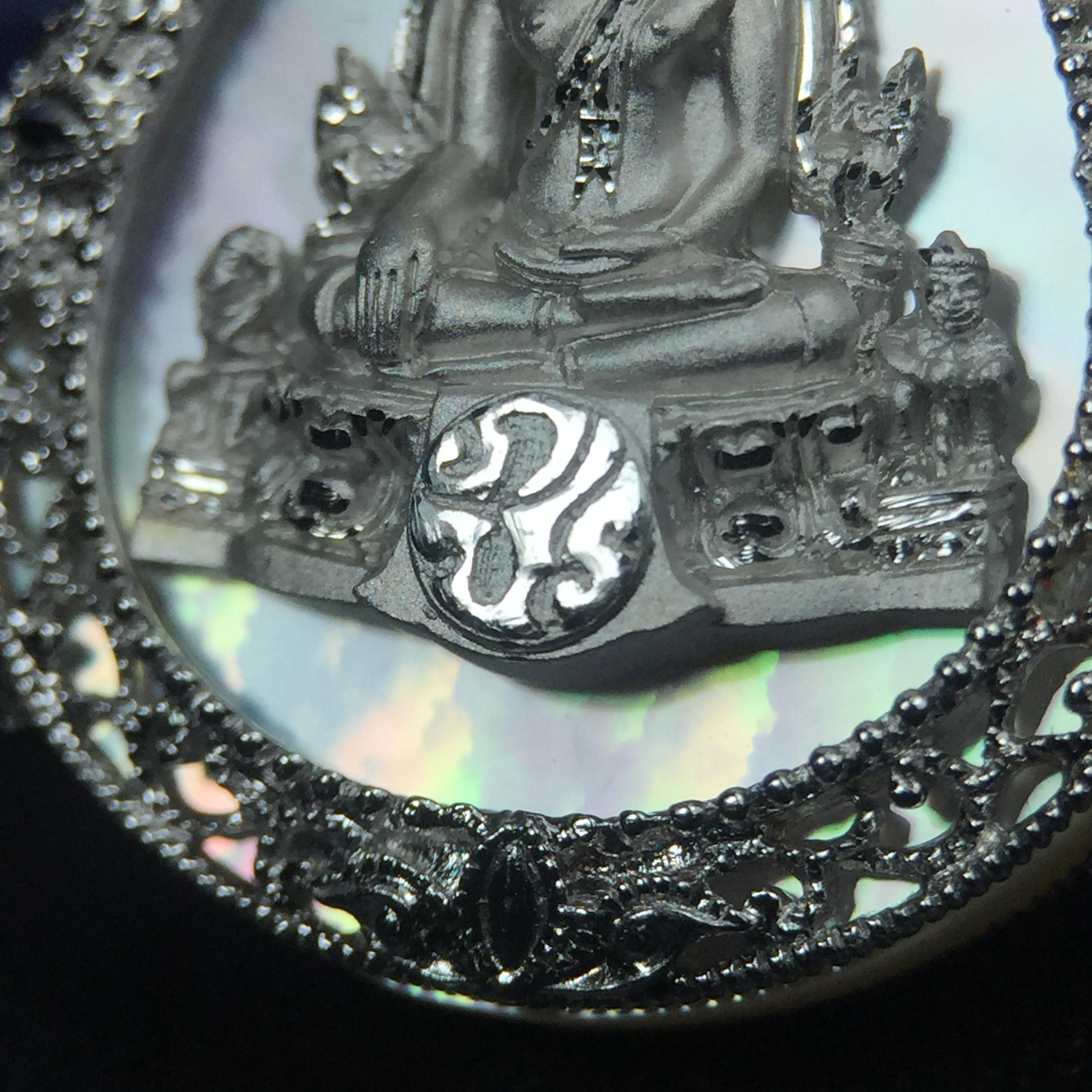 เหรียญพระพุทธชินราช ภปร. โครงการ เพราะแผ่นดินนี้คือแผ่นดินเกิด ปี 2551 รูปหยดน้ำ เนื้อเงินชุบทองคำขาว(ล้อมด้วยกรอบเงินชุบทองคำขาวสลักเสลาเป็นลวดลายละเอียดอ่อน ส่วนพื้นองค์พระเป็นเปลือกหอยมุขสวยงดงาม )(ขนาด 21 x 29 มม.) (สวยงามหายาก)1ใน5000องค์