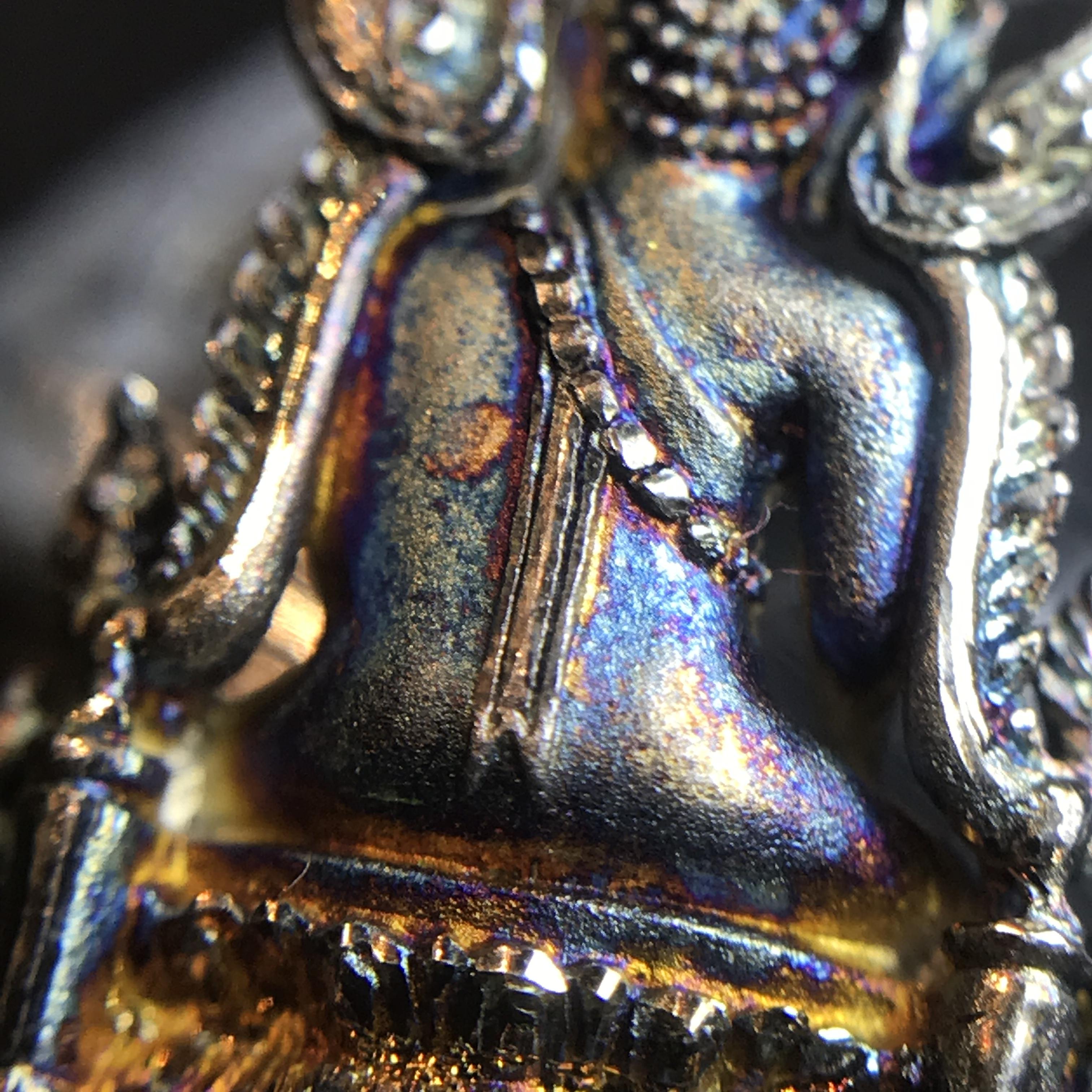 พระพุทธชินราช(จำลอง) ภปร 84 พรรษา เนื้อเงินชุบทองคำขาว พิมพ์เล็กขนาดหน้าตัก 1/4 นิ้ว สภาพผิวเดิมขึ้นผิวรุ้งสวยงาม