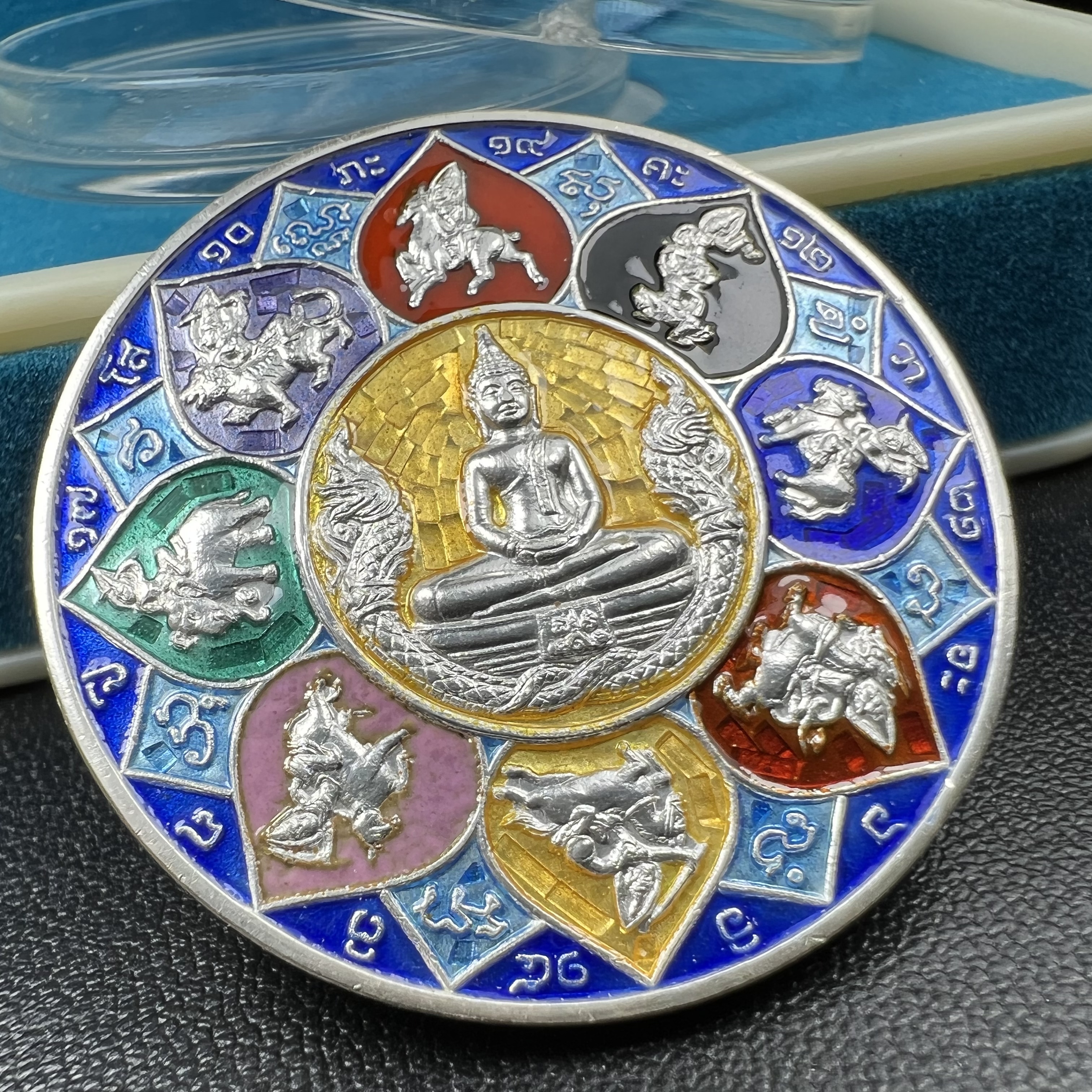 เหรียญหลวงพ่อโสธร รุ่นดวงชะตาคู่ชีวิต พิธีมหาจักรพรรดิตราธิราชครั้งยิ่งใหญ่ พิธีสวดนพเคราะห์เพื่อความเป็นสิริมงคล ปี 2547 ณ พระอุโบสถวัดโสธรวรารามวรวิหาร จ.ฉะเชิงเทรา เนื้อเงินลงยาราชาวดี ขนาด 3.2 ซม.พร้อมกล่องบรรจุเดิมสภาพสวยครบสมบูรณ์