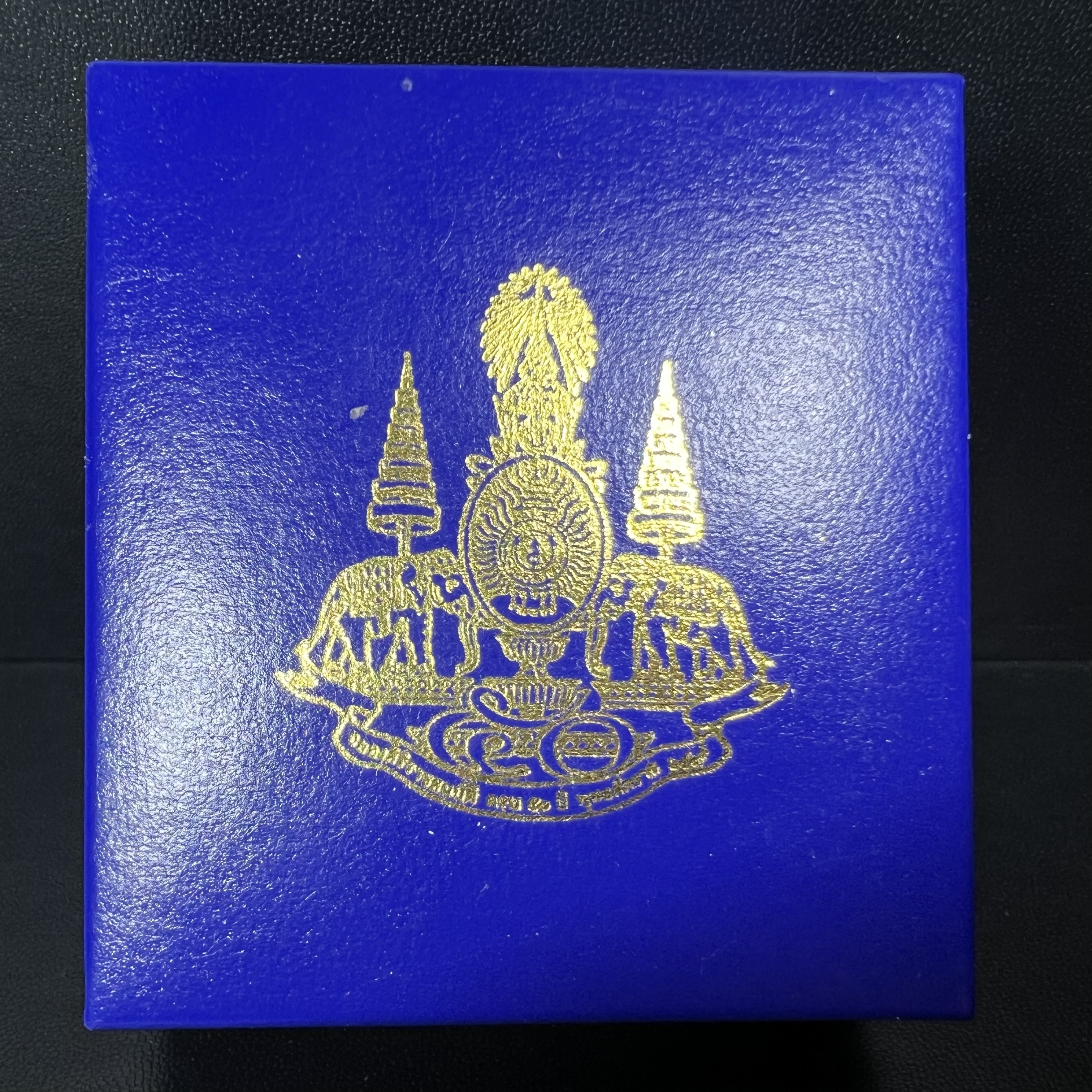 พระกริ่งไพรีพินาศ ครองสิริราชสมบัติครบ 50 ปี พ.ศ.2540 เนื้อเงินสามกษัตริย์ ผิวเดิมๆขึ้นสีรุ้งธรรมชาติแบบนิยม(สเน่ห์พระเนื้อเงินสีสันที่ธรรมชาติสรรค์สร้าง)พร้อมกล่องบรรจุเดิมครบ(เข้มขลังทรงอานุภาพยิ่งใหญ่ กำราบศัตรูพ่ายสิ้น พระไพรีพินาศ)(หายาก)1ใน539 องค์