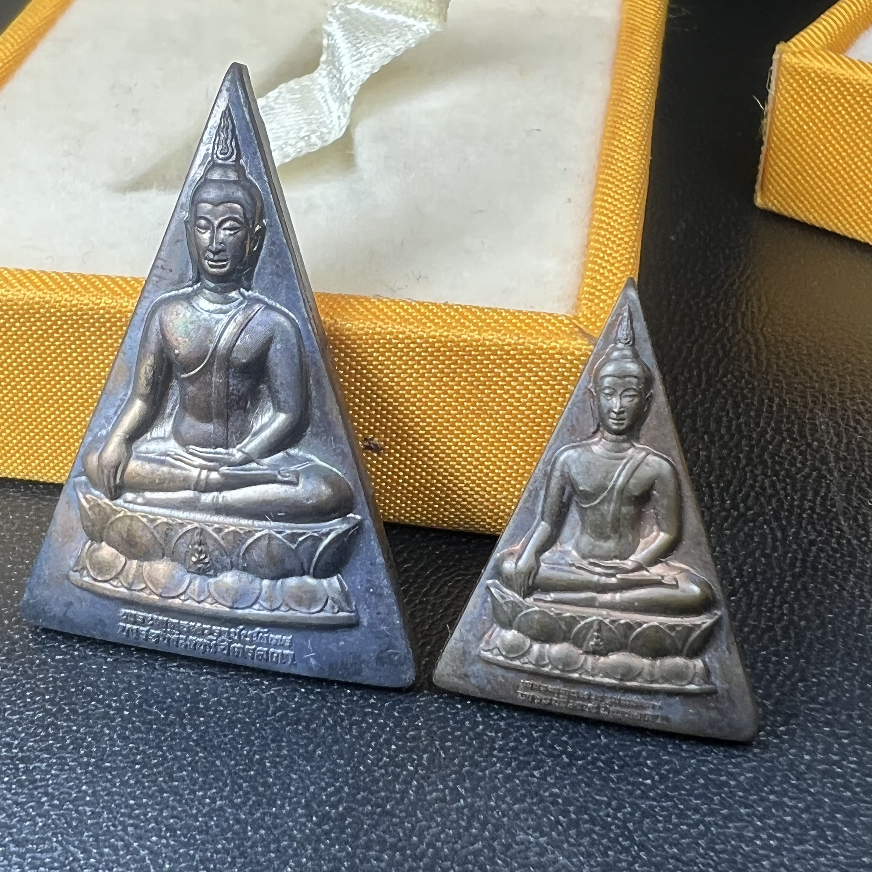 พระพุทธนวราชบพิตร พระพิมพ์จิตรลดา โครงการหลวง ปี2539 (พิมพ์ใหญ่+พิมพ์เล็ก) เนื้อนวโลหะ พร้อมกล่องบรรจุเดิม พิธีใหญ่ ปลุกเสกวัดพระแก้ว(1ชุด 2 องค์)