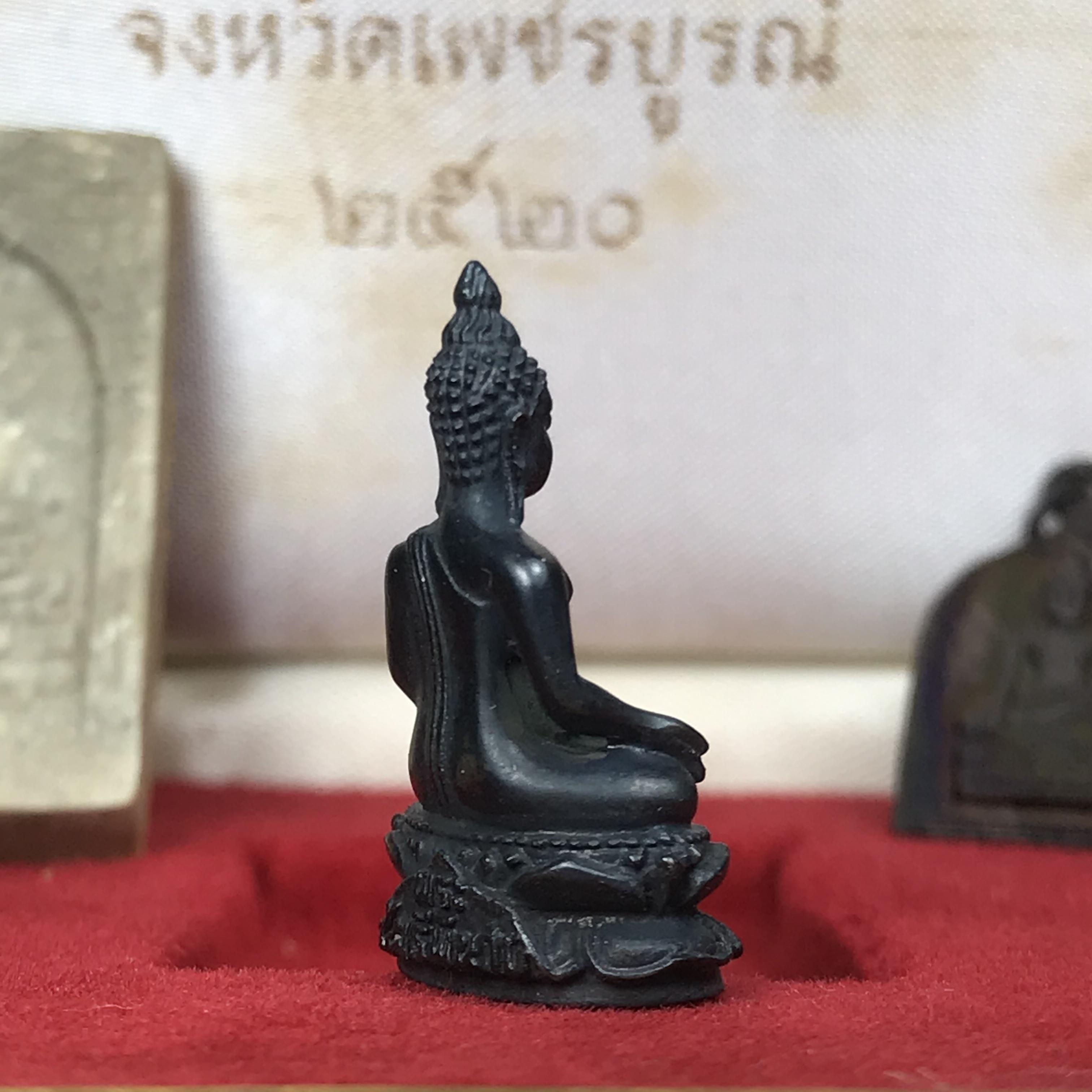 ชุดพระกริ่งไพรีพินาศ(รุ่นแรก สมเด็จพระญาณสังวร) เนื่องในพระบรมราชวโรกาสพระบาทสมเด็จพระเจ้าอยู่หัวรัชกาลที่9 เสด็จพระราชดำเนิน ในงานตัดลูกนิมิตสีมาอุโบสถ วัดเพชรวราราม จ.เพชรบูรณ์ ปี ๒๕๒๐ รุ่นเขาค้อ (ชุดกรรมการ ได้รับพระราชทาน พบเจอและหายากมากในปัจจุบัน)