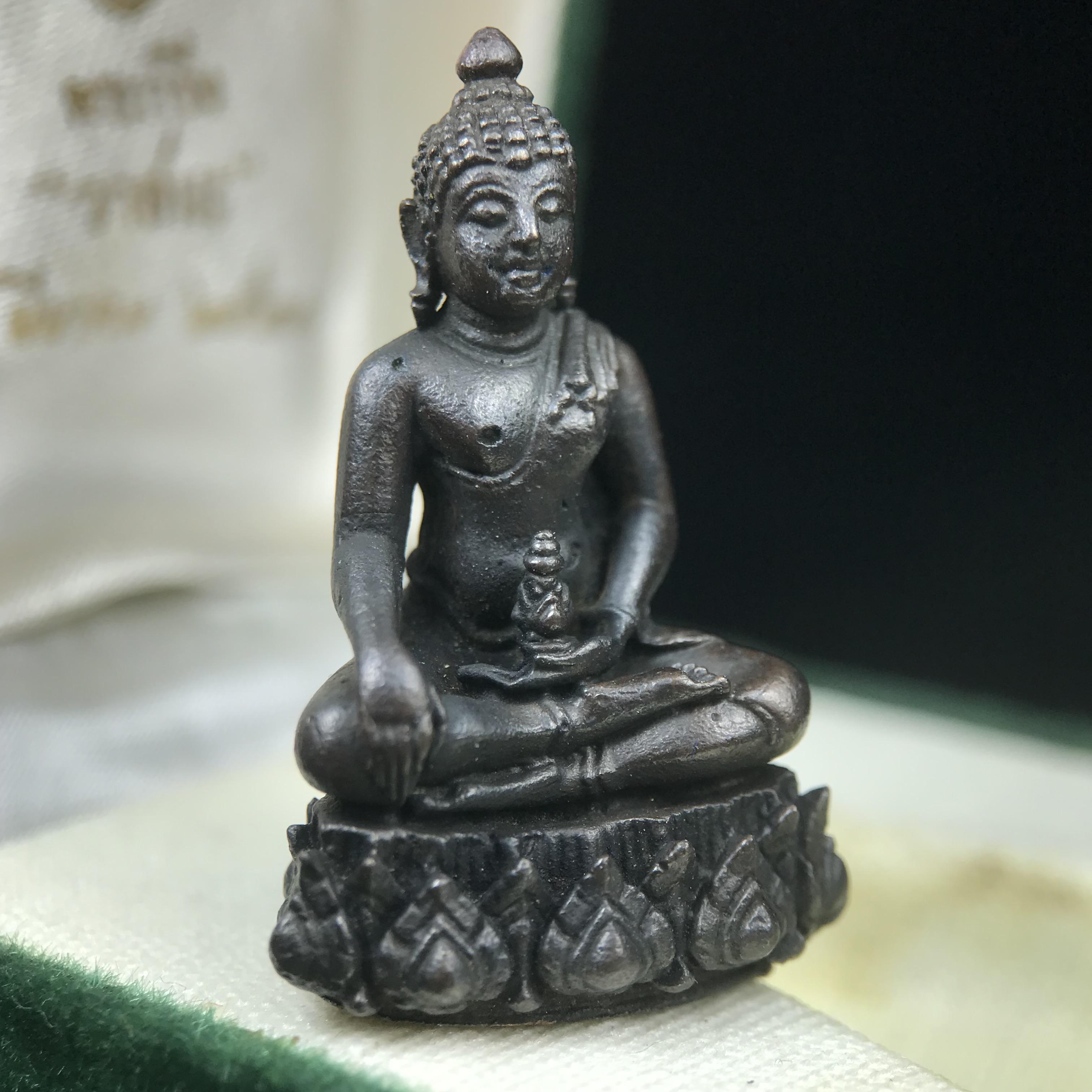 พระกริ่งวาสนา(รุ่นแรก) 80 พรรษา สมเด็จพระสังฆราช (วาสน์) วัดราชบพิธฯ ปี2521 เนื้อนวโลหะ(ตอกโค๊ตพระปิดตา) โดยมีหลวงปู่โต๊ะ วัดประดู่ฉิมพลีร่วมปลุกเสก พร้อมกล่องบรรจุเดิม(รุ่นแรก คอตั้งตรงได้สัดส่วน หายาก)