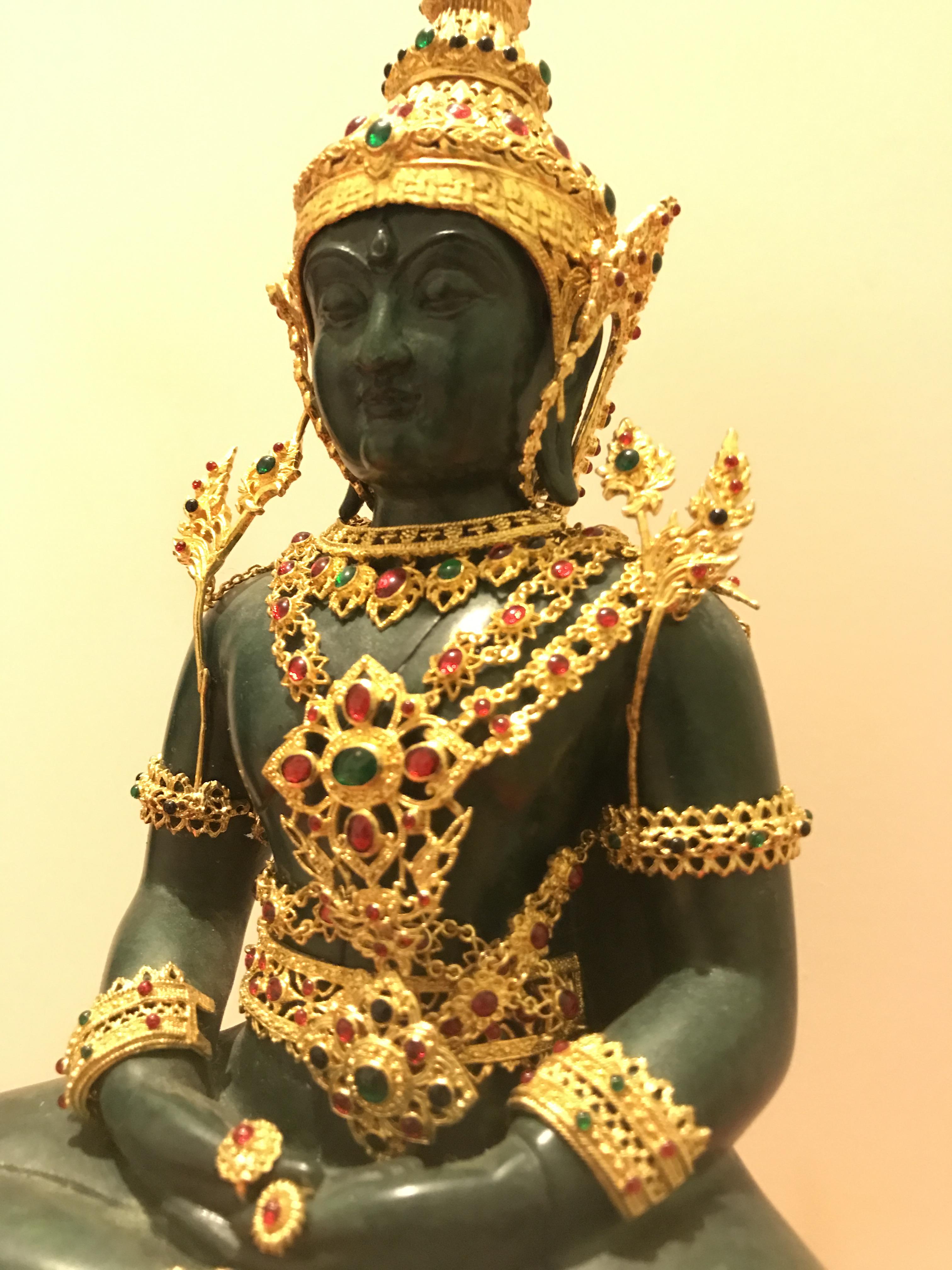 พระพุทธมหามณีรัตนปฏิมากร จำลอง (พระแก้วมรกต) ขนาดบูชาหน้าตัก 5 นิ้ว ตราสัญลักษณ์ ภ.ป.ร. รุ่นแรก ปี2547 เนื้อนวโลหะเคลือบสีเขียว(เครื่องทรงนวโลหะชุบทองไมครอน)