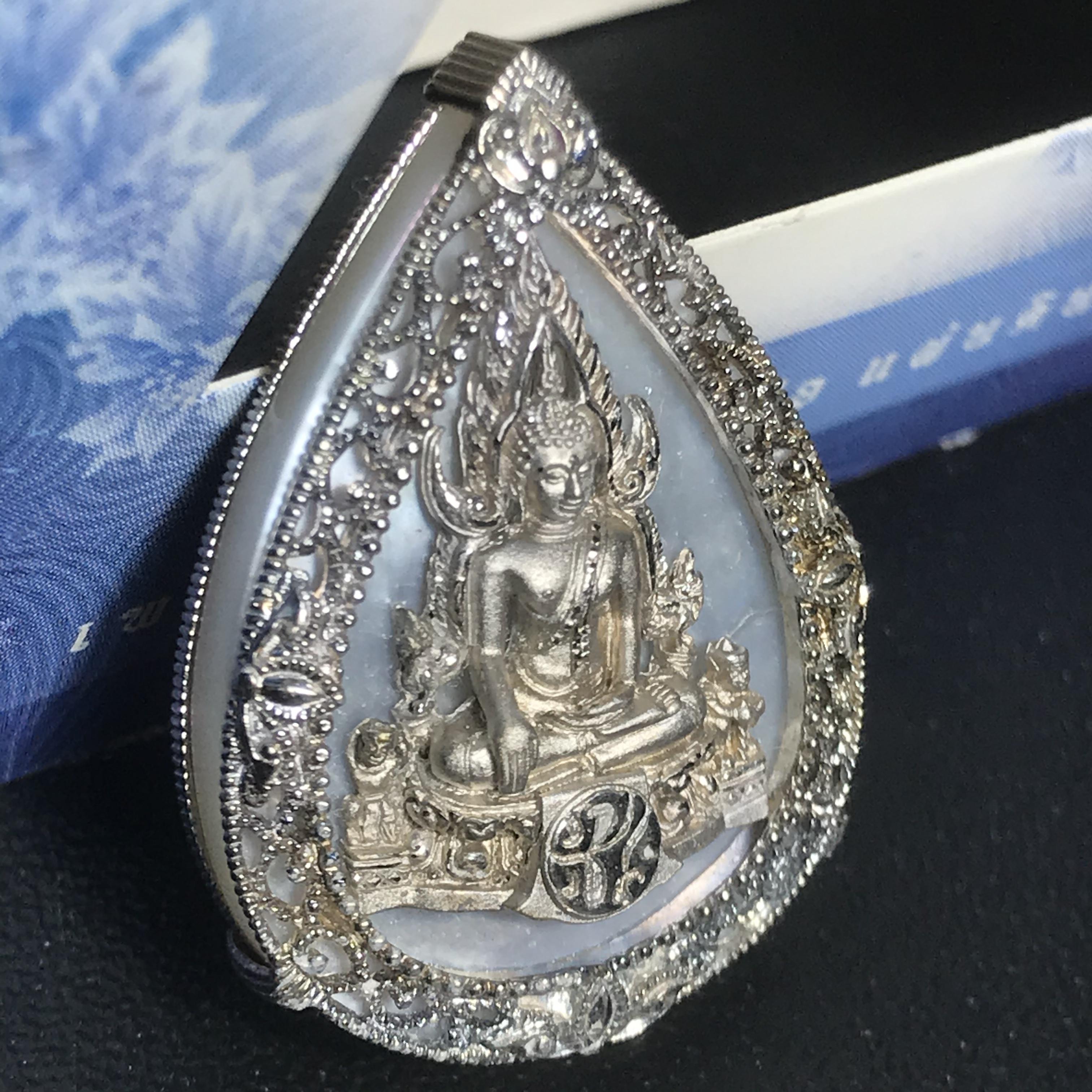 เหรียญพระพุทธชินราช ภปร. รูปหยดน้ำ โครงการ เพราะแผ่นดินนี้คือแผ่นดินเกิด เนื้อเงินชุบทองคำขาว ปี2551 (ขนาด 21 x 29 มม.) (สวยงามหายาก)1ใน5000องค์