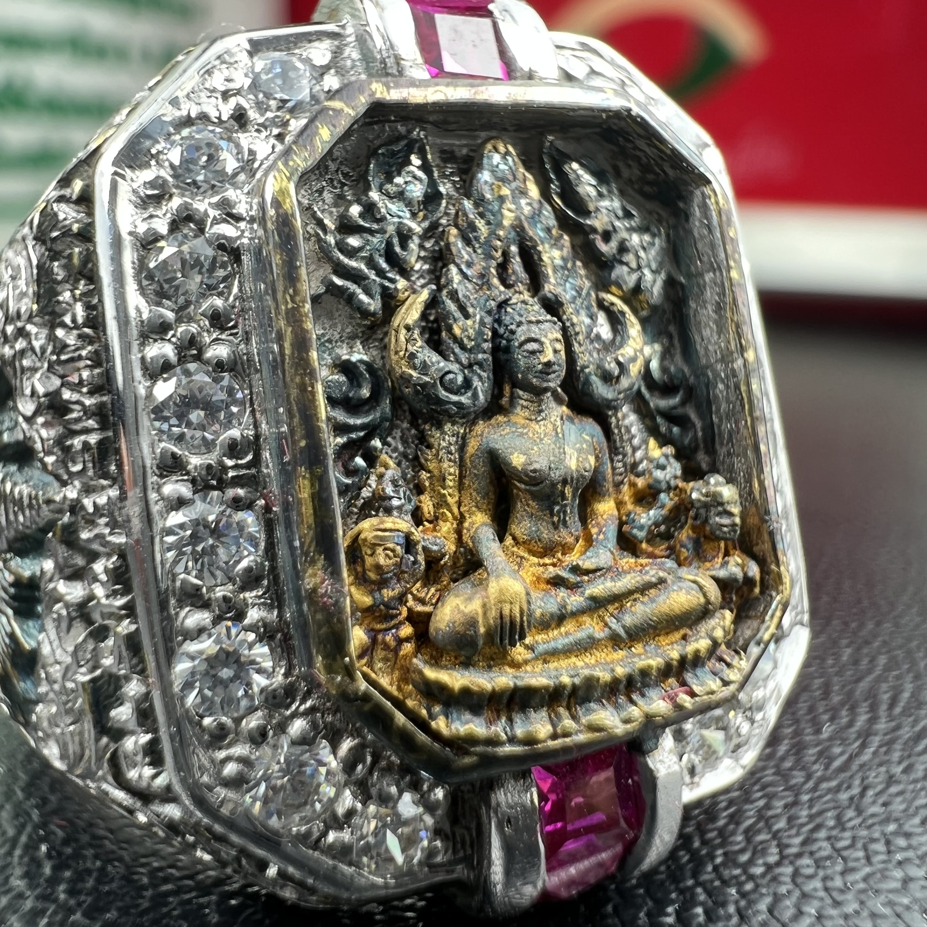 แหวนพระพุทธชินราช ภปร. ในวโรกาสเฉลิมพระชนมายุ6รอบ 5ธันวาคม2542 มูลนิธิพิทักษ์ดวงตาประชาชน จัดสร้าง แหวนเนื้อเงินเคลือบทองคำบริสุทธิ์ประดับเพชร CZ เกรดนอก ตอกโค๊ตและหมายเลข 504(ผลรวมได้ 9 เลขมหามงคลเจริญก้าวหน้าในทุกด้าน) พร้อมกล่องบรรจุเดิมครบ(หายาก)