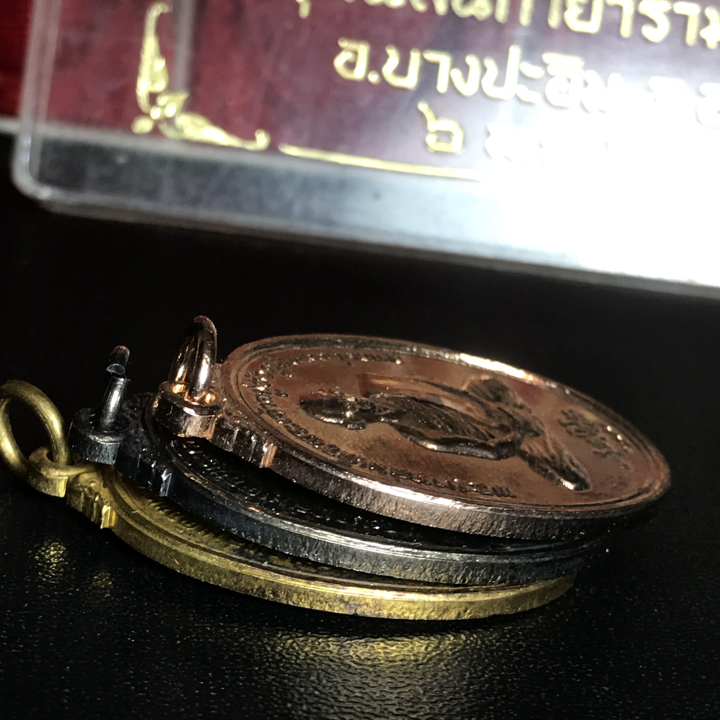 เหรียญในหลวงทรงผนวช ที่ระลึกเสด็จพระราชดำเนินถวายผ้าพระกฐิน วัดชุมพลนิกายารามวรวิหาร ปี2520 ครบชุด 3 เหรียญ(กะไหล่ทอง กะไหล่เงิน กะไหล่นาค) พิมพ์นิยม สภาพสวย กล่องบรรจุเดิม หายาก