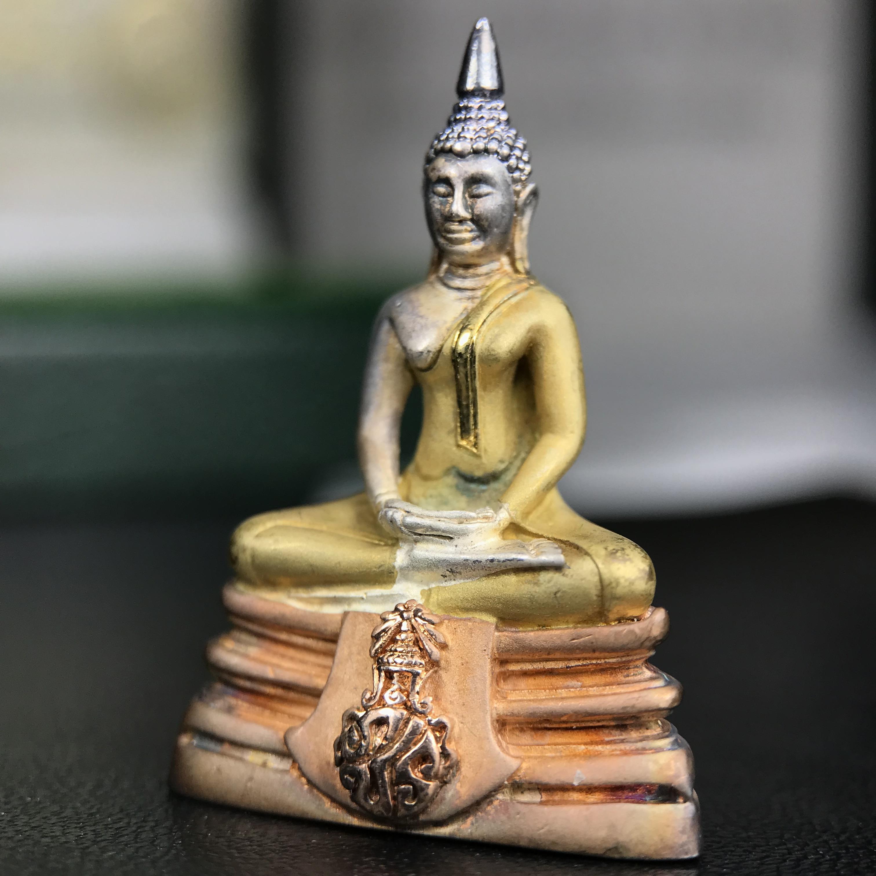 พระพุทธโสธร ภปร. รุ่นย้อนยุค สร้างพระอุโบสถ สมาคมชาวฉะเชิงเทรา จัดสร้าง ปี 2539 วโรกาสครองสิริราชสมบัติครบ 50 ปี เนื้อเงินชุบสามกษัตริย์ทรายนวลขัดเงาบางส่วน(สภาพผิวเดิม เก่าเก็บอย่าดี สวยมาก แบบนี้หายาก) พร้อมกล่องบรรจุและใบรับรองเดิมครบสมบูรณ์