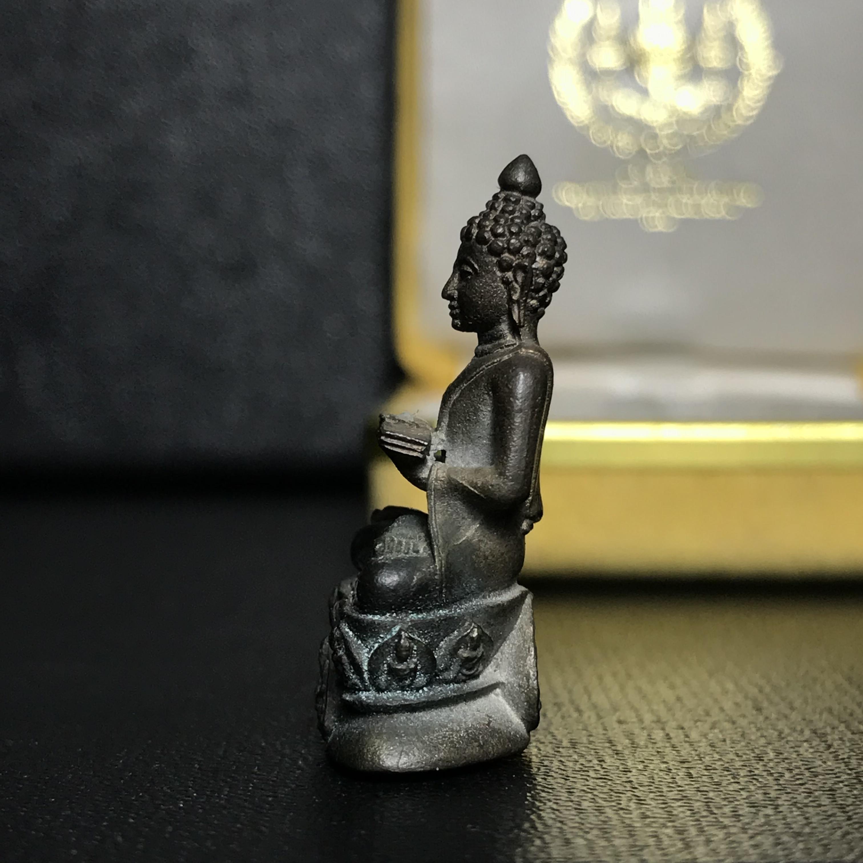 พระกริ่งปรมานุชิตชิโนรส วัดพระเชตุพนวิมลมังคลาราม(วัดโพธิ์) ปี2533 เนื้อนวโลหะ ( ในหลวงรัชกาลที่9เสด็จเททอง)