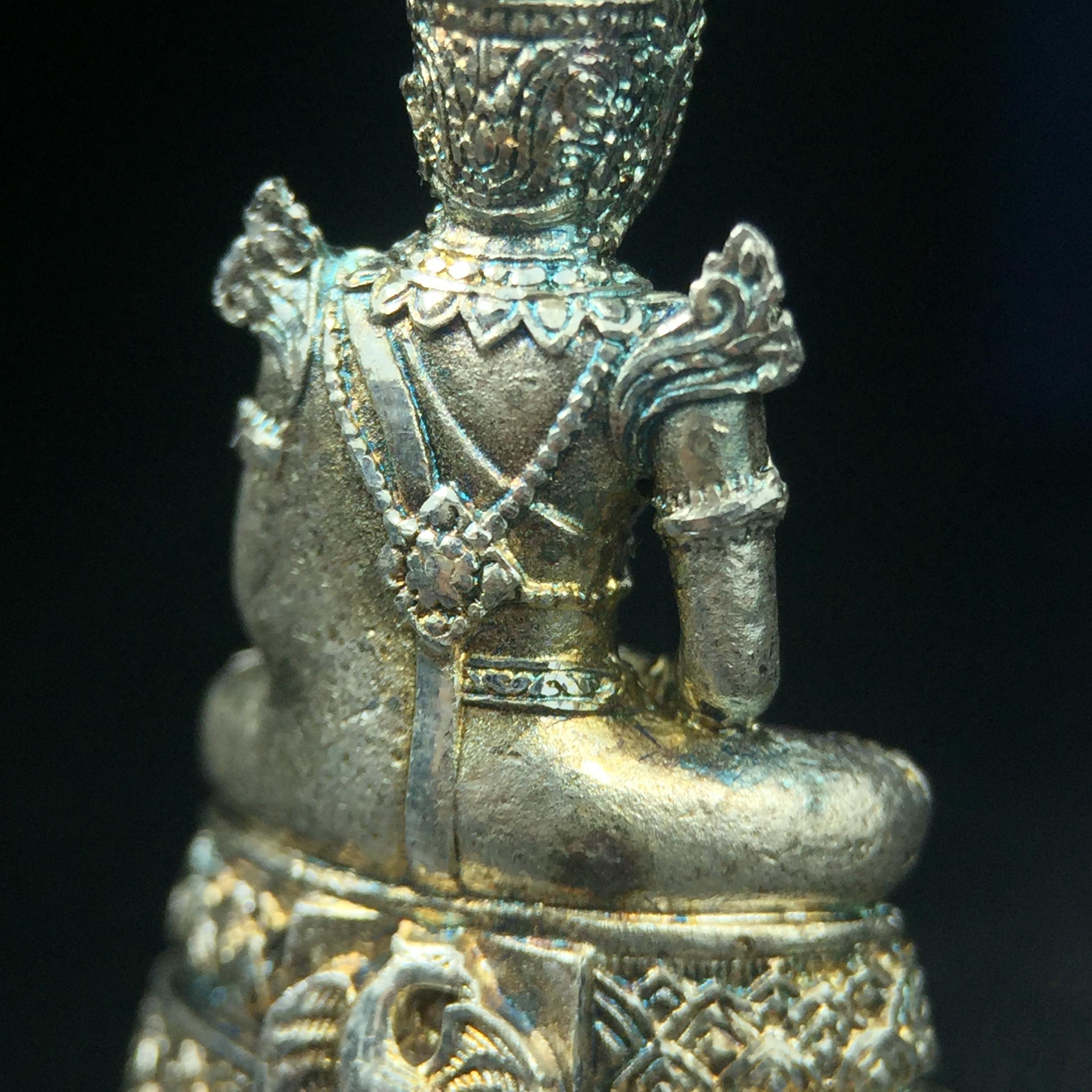 พระแก้วมรกต กรมสรรพสามิตจัดสร้างขึ้นเนื่องในโอกาสครบรอบ 64 ปีของกรมสรรพสามิต และเนื่องในวโรกาสที่พระบาทสมเด็จพระเจ้าอยู่หัวทรงครองราชย์ครบ50ปีเมื่อ พ.ศ.2539 เนื้อเงินทรายนวลขัดเงา(ผิวเดิมๆขึ้นสีรุ้งธรรมชาติสวย(สเน่ห์พระเนื้อเงินสีสันที่ธรรมชาติสรรค์สร้าง)