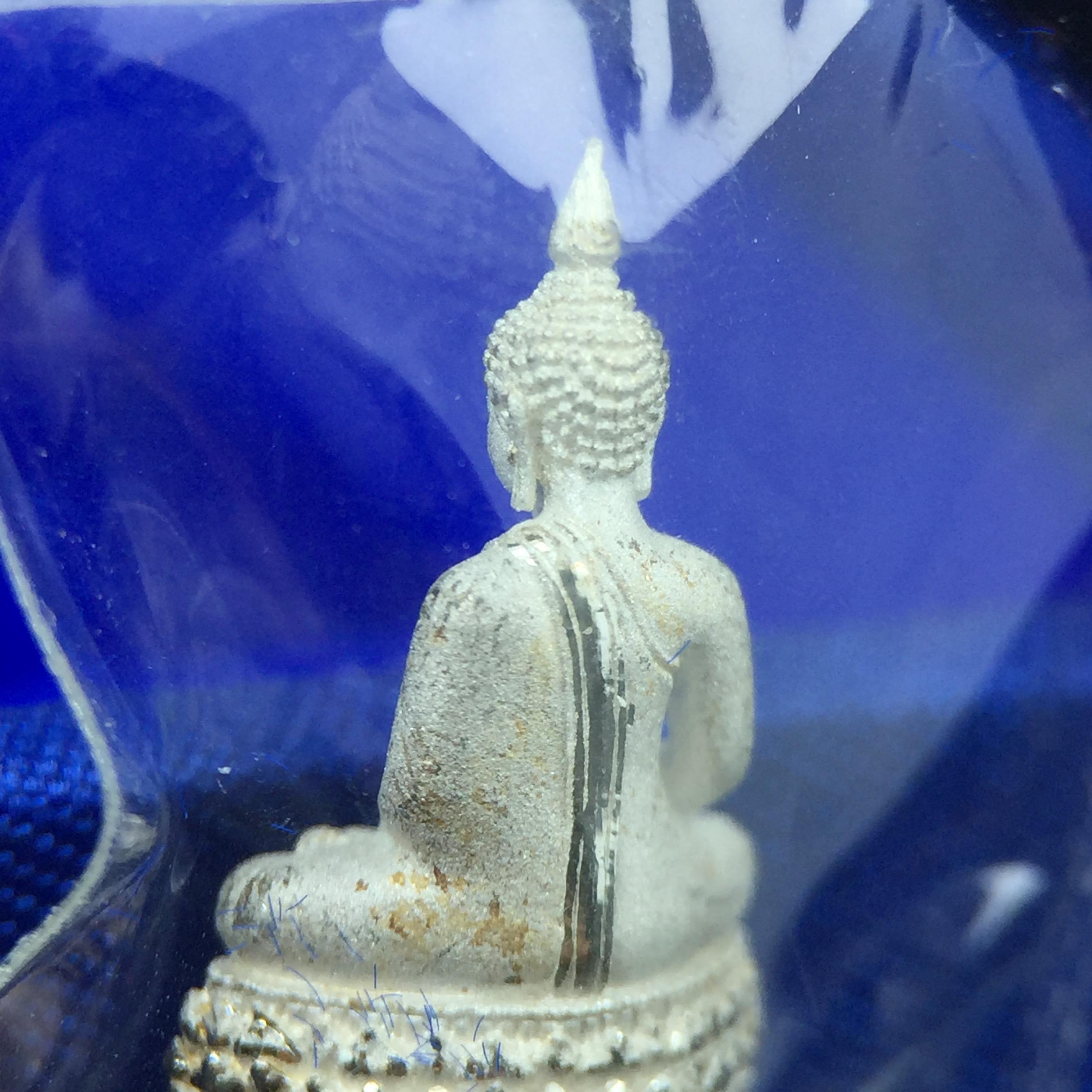 พระชัยวัฒน์พุทธสิหิงค์ ภปร. รุ่นสร้างหอพระธรรมศาสตร์ ปี2542 เนื้อเงิน(ผิวเดิม ซีนซองเดิม กล่องครบสวยสมบูรณ์) มหาพิธี 3วาระอันยิ่งใหญ่(ตอกโค๊ตและหมายเลข)1ใน 10000 องค์