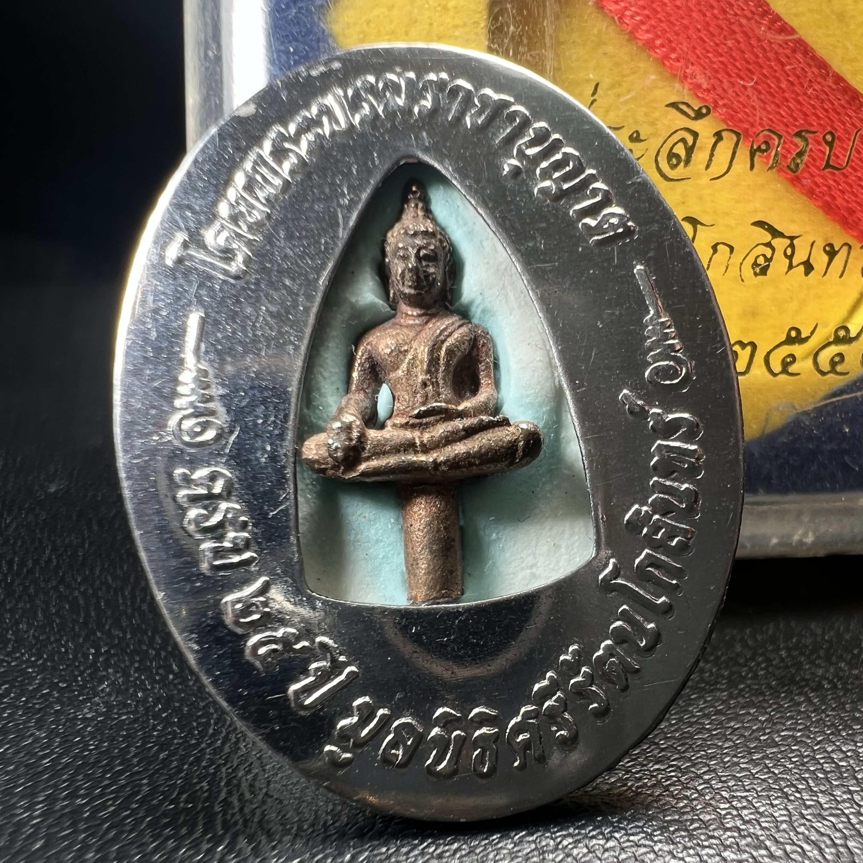 ล็อกเกตในหลวงรัชกาลที่9 ที่ระลึกครบ 25 ปี มูลนิธิศรีรัตนโกสินทร์ วัดสุทธาราม พ.ศ. 2550 พิมพ์ทรงวงรีรูปไข่เล็กฉากสีทอง หลังปิดแผ่นโลหะสีขาว(สแตนเลส)ฝังพระยอดธง(นิยม)