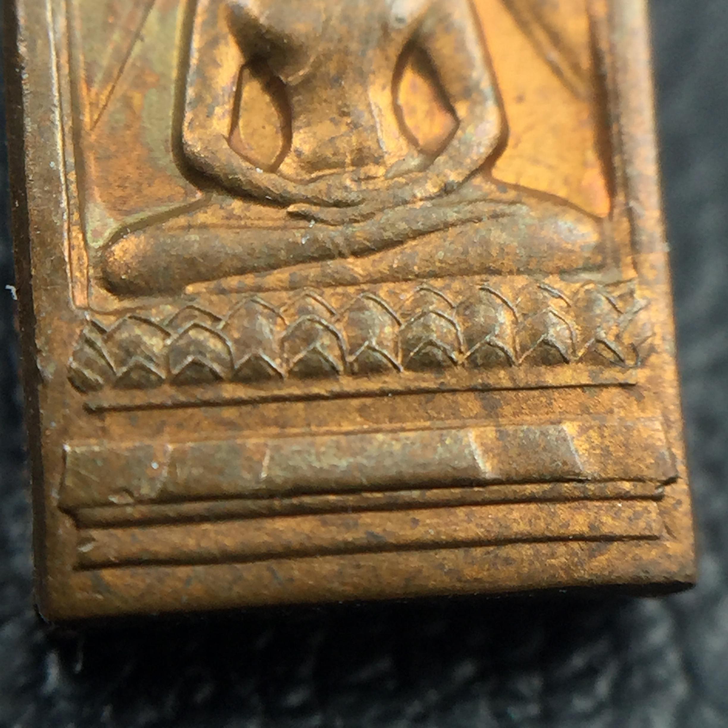 พระปรกใบมะขาม พระพุทธสิหิงค์ ภปร. ธรรมศาสตร์ 50ปี เนื้อทองแดง(ตอกสองโค๊ด ผ่านสองพิธีวาระ 50ปีและ60ปี หายากนิยม)(คัดสภาพสวย)(ในหลวงรัชกาลที่9 เสด็จเททอง)(พระปรกใบมะขาม ภปร. รุ่นแรก)(พิธีใหญ่ เกจิที่มีชื่อเสียงมาร่วมปลุกเสกจำนวนมาก ชนวนมาลสารเก่าเข้มขลัง )