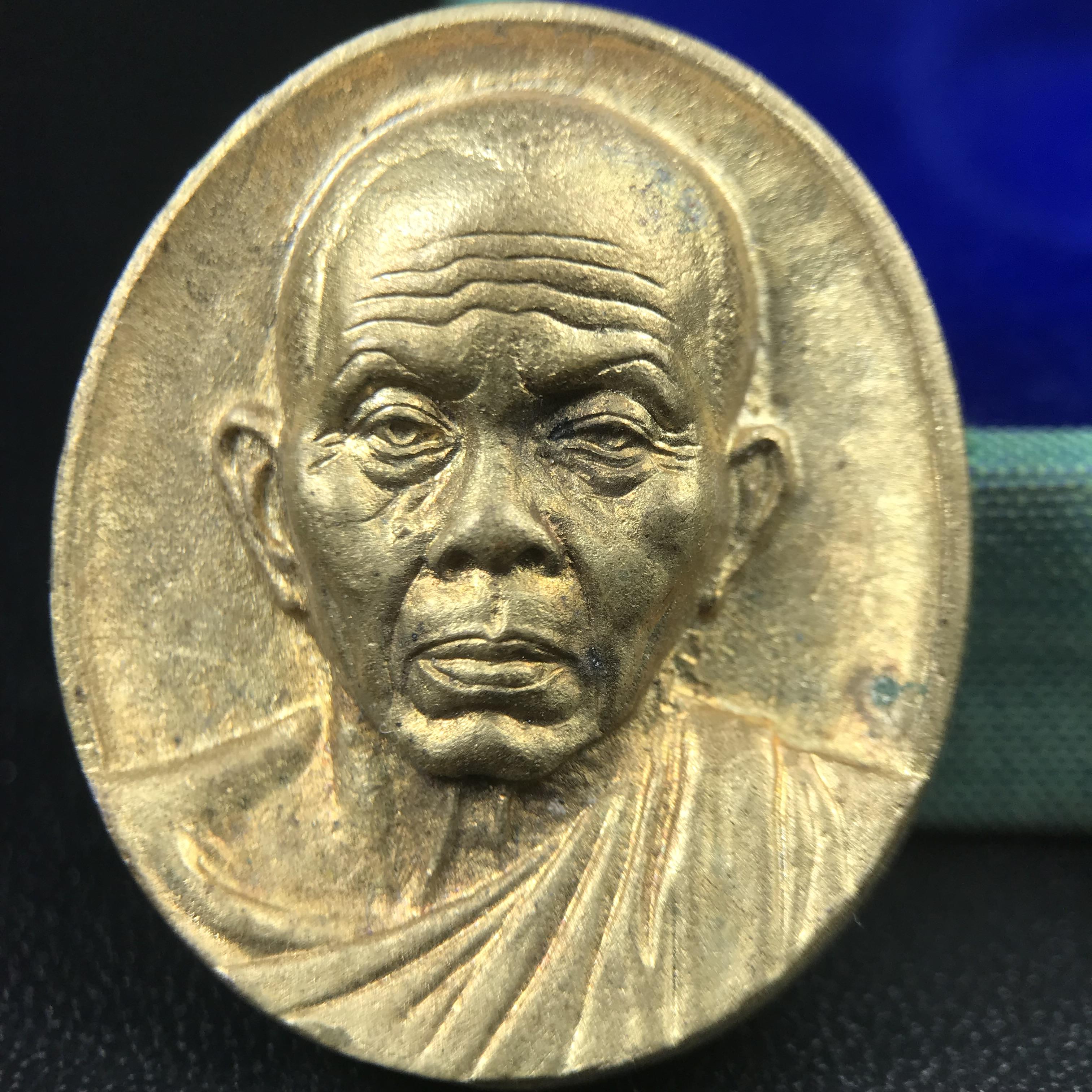 เหรียญรูปเหมือนพระญาณวิทยาคมเถร (หลวงพ่อคูณ ปริสุทโธ)ชุดกาญจนาภิเษกครองราชย์ครบ 50 ปี วัดบวรนิเวศวิหาร ปี พ.ศ. 2538 เนื้อบรอนซ์ทอง(จัดสร้างได้เหมือนหลวงพ่อคูณมาก มีรายละเอียดและความคมชัดสูง ลูกศิษย์ท่านไม่ควรพลาด วิจิตรศิลป์และพุทธศิลป์งดงาม)พิธีใหญ่