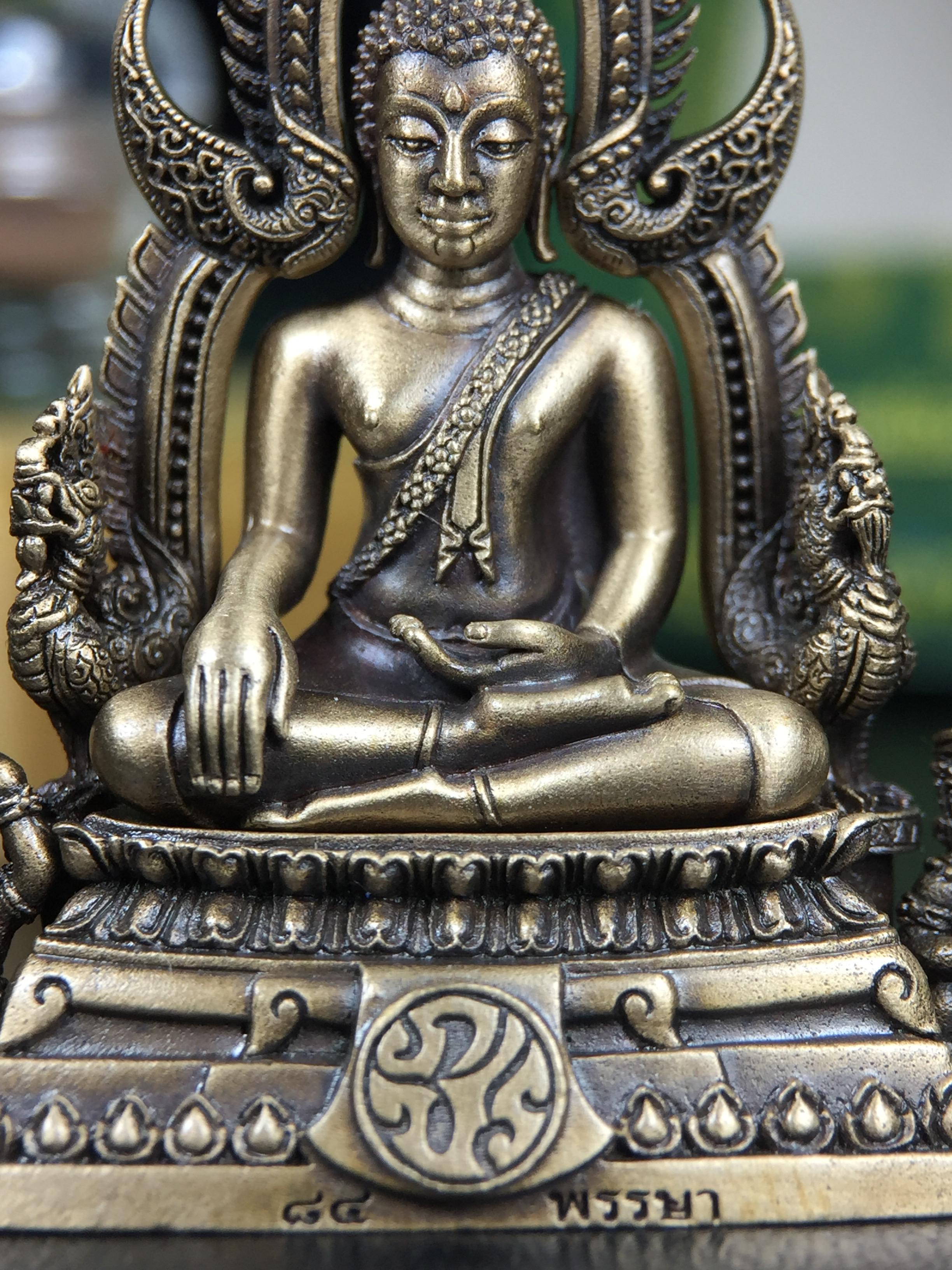 พระพุทธชินราช(จำลอง) ภปร. 84 พรรษา เนื้อบรอนซ์รมดำซาติน พิมพ์ใหญ่ขนาดหน้าตัก 3/4 นิ้ว (พระราชทานมวลสาร จิตรลดาและเส้นพระเจ้า(เส้นผม)รัชกาลที่9)พุทธศิลป์ทรงคุณค่าอีกหนึ่งรุ่นยอดนิยม(1ใน5000องค์)