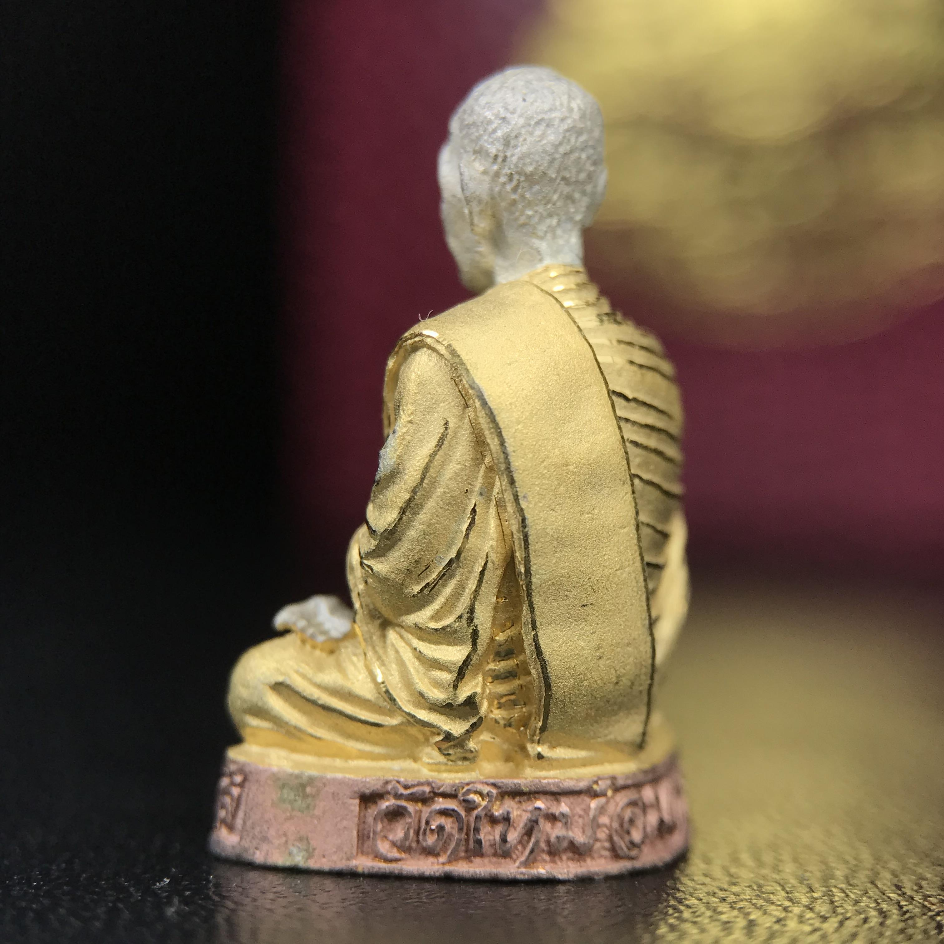 รูปเหมือนสมเด็จพระพุฒาจารย์ (โต พรหมรังสี)วัดใหม่อมตรส บางขุนพรหม ปี2540 รุ่นกาญจนาภิเษก จัดสร้างในวโรกาสที่รัชกาลที่ 9 ทรงครองสิริราชสมบัติ ครบ 50ปี ลอยองค์พิมพ์ใหญ่ เนื้อเงินบริสุทธิ์ 99.9% แบบชุบสามกษัตริย์ขัดเงาบางส่วน พร้อมกล่องบรรจุเดิมครบ