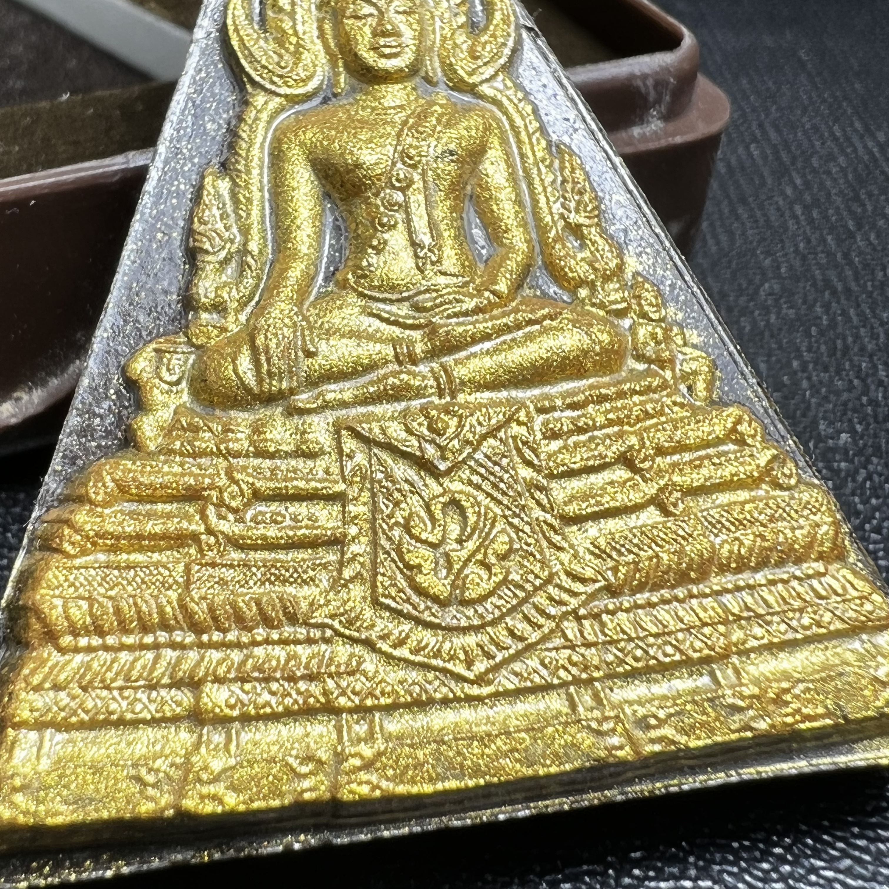 พระพุทธชินราช ภปร. โครงการ "เพราะแผ่นดินนี้ คือ แผ่นดินเกิด" ปี2548(รุ่นแรก) พระผงหลัง ภ.ป.ร. เงิน (พระราชทานเส้นพระเจ้า (เส้นผม)และมวลสารจิตรลดา)