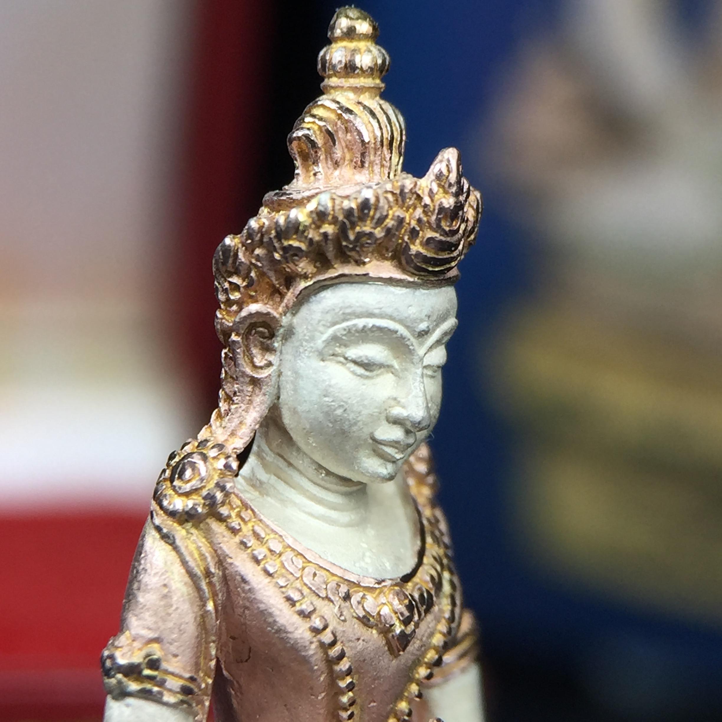 พระกริ่งอวโลกิเตศวร ( เจ้าแม่กวนอิม ) วัดโพธิ์แมนคุณาราม เนื้อเงิน 3 กษัตริย์ พ่นทราย รุ่นอุดมโภคทรัพย์ พ.ศ.2539(พร้อมกล่องบรรจุการ์ดใบรับรองเดิมครบ) (อีกหนึ่งรุ่นยอดนิยม พุทธศิลป์สวยงดงาม)